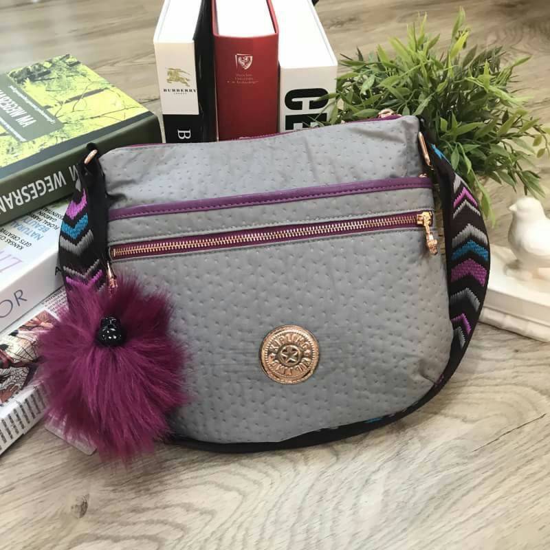 KIPLING ART O SHOULDER BAG กระเป๋าสะพายวัสดุ Nylon+Polyester 100% เปิดปิดด้วยซิปสะดวกใช้หัวซิปเเบรนด์ ภายในมีช่องซิป ช่องใส่มือถือ และสายคล้องพวงกุญแจ ด้านหน้ามี 2 ช่องซิป ด้านหลังมี 1 ช่องซิป สายสะพายยาวเลื่อนปรับได้จะสะพายข้างหรือ Crossbody ฿ก็ดูดี มาพร