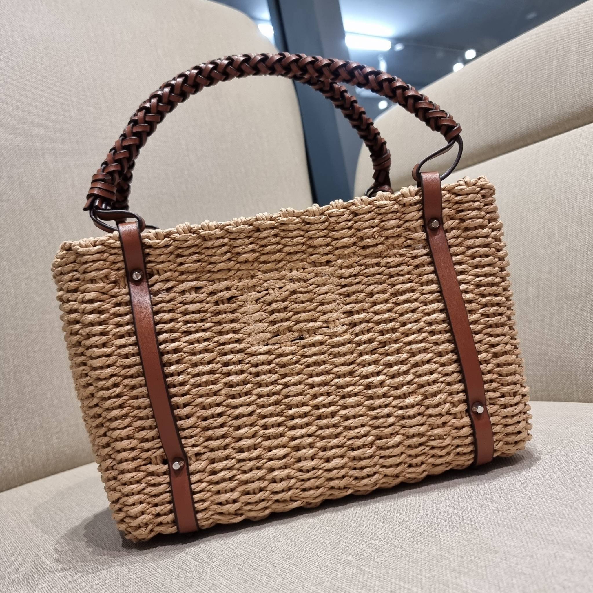 PRADA CORN HUSK AND LEATHER TOTE ธรรมชาติเป็นหนึ่ง!! กับอีกไอเท็มรักษ์โลก ด้วยดีไซน์ล้ำทันสมัย ผสานกับวัสดุจากธรรมชาติ ออกมาเป็นลายสานที่สวยหรู ไม่กระด้าง กระเป๋าทรงโท้ท ขนาดกำลังสวย มาพร้อมหูจับในตัว มีซิปรูปเปิด-ปิดที่ปากกระเป๋า ภายในโล่งกว้าง ใส่ของได้