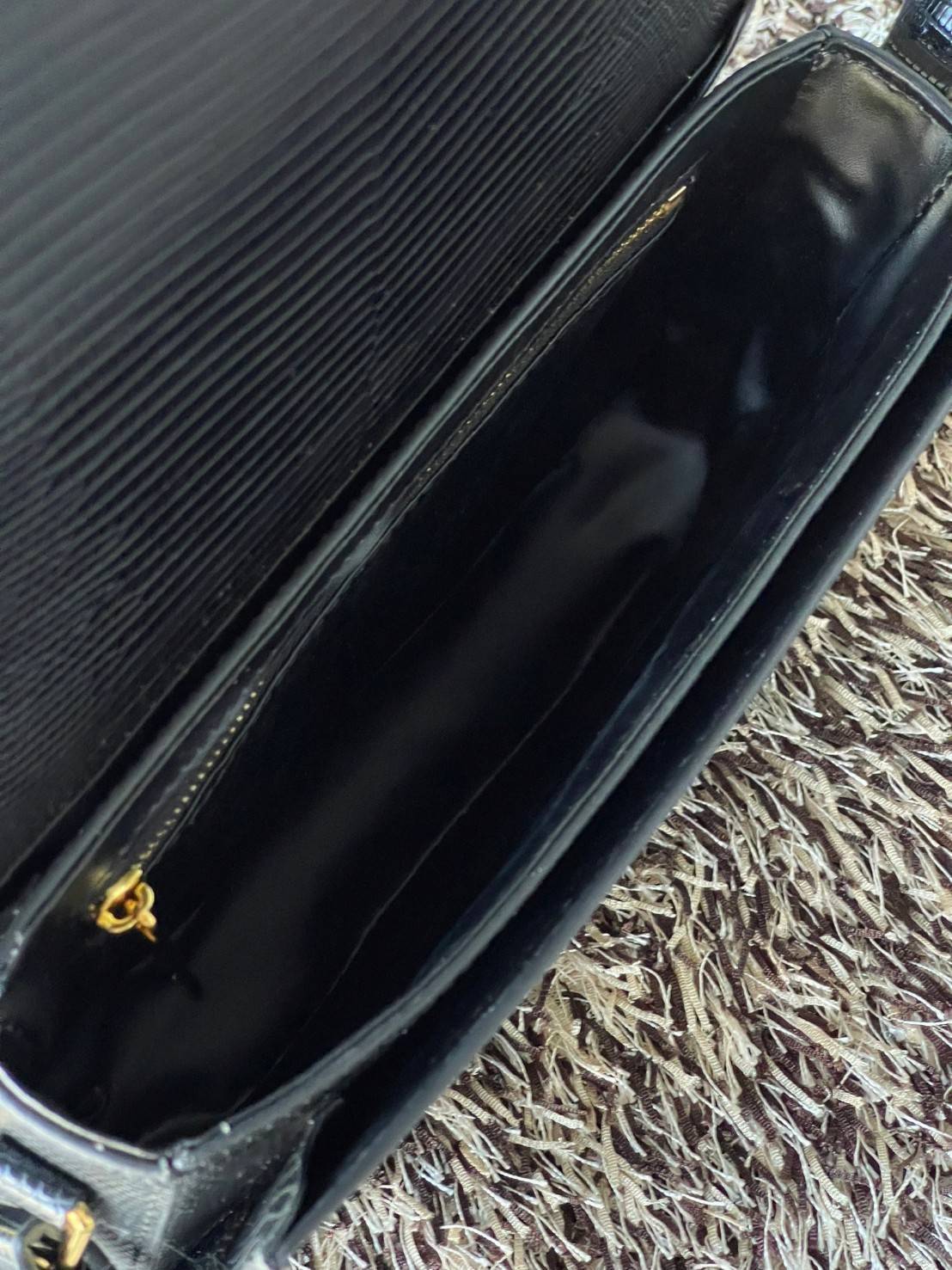 Celine MEDIUM TRIOMPHE BAG IN SHINY By croc มีรูปทรงเป็นกล่องคล้ายกับกระเป๋า Classic Box แต่มีการออกแบบโลโก้ที่สะดุดตาแบบวินเทจ ด้วยดีไซน์หรูหราและที่ดูโฉบเฉี่ยวเ้วยลงดลายcroc มีความคลาสสิคอย่างเต็มเปี่ยม ทำให้เป็นที่ดึงดูดความสนใจของสาวๆ ด้วยความคล่องตัว