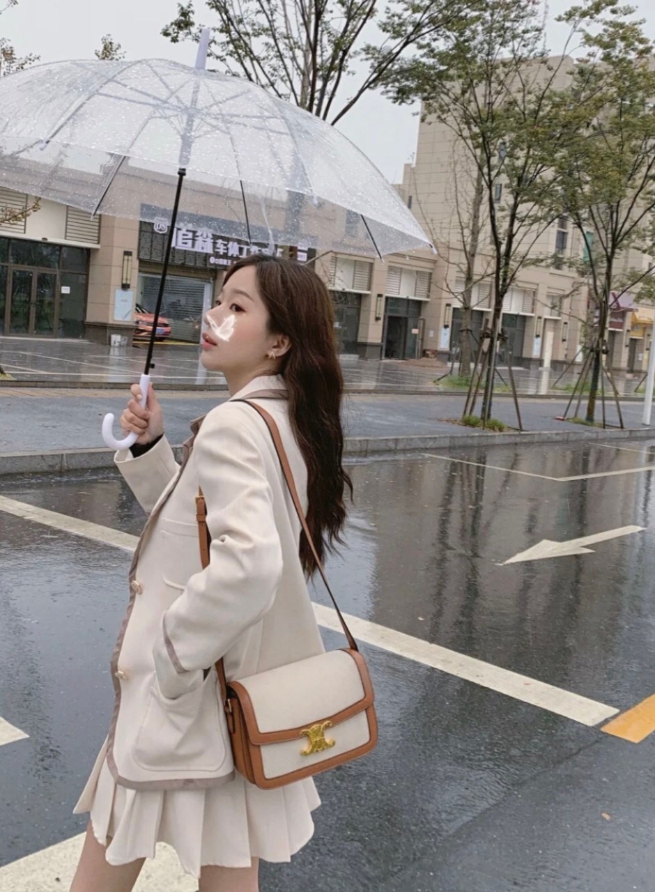 พร้อมส่งรุ่นขายดี!! CELINE CROSSBODY VIP GIFT WITH PURCHASE GWP กระเป๋าพรีเมี่ยมกิ๊ฟ Limited จาก PARFUME DUTYFREE COUNTER สวยอยู่ทรงเปิดปิดด้วยตัวล้อคด้านหน้า ภายในมีช่องใส่ของหลัก พร้อมช่องซิป ใส่กระเป๋าสตางค์กลาง + มือถือได้ ทรงนี้กำลังมาแรงมาก แมชต์ลุค