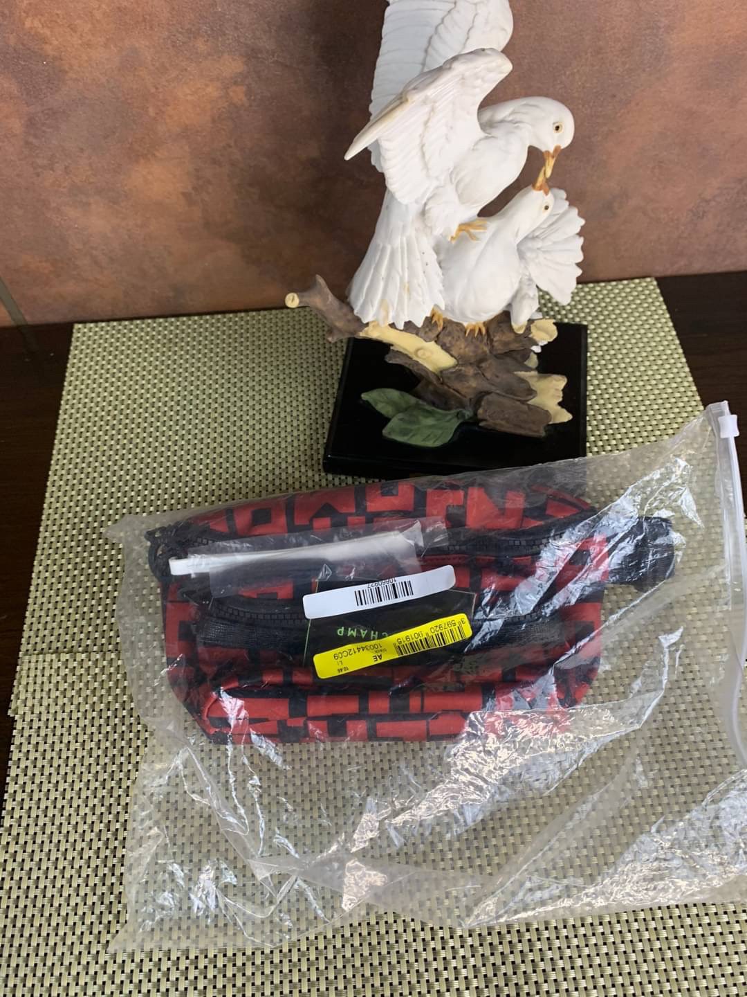 LONGCHAMP LE PLIAGE LGP BELT BAG M เท่ห์อย่างมีสไตล์กระเป๋าทรงคาดอกและคาดเอวดีไซน์แนวสปอร์ต เพิ่มความโดดเด่นทันสมัยด้วยลายซิกเนเจอร์ มีช่องซิปที่ใช้งานง่ายช่วยให้คุณหยิบใช้สิ่งของจำเป็นได้อย่างสะดวกและง่ายดาย และผสานสายรัดแบบปรับได้เข้ากับหัวเข็มขัดตัวล็อ