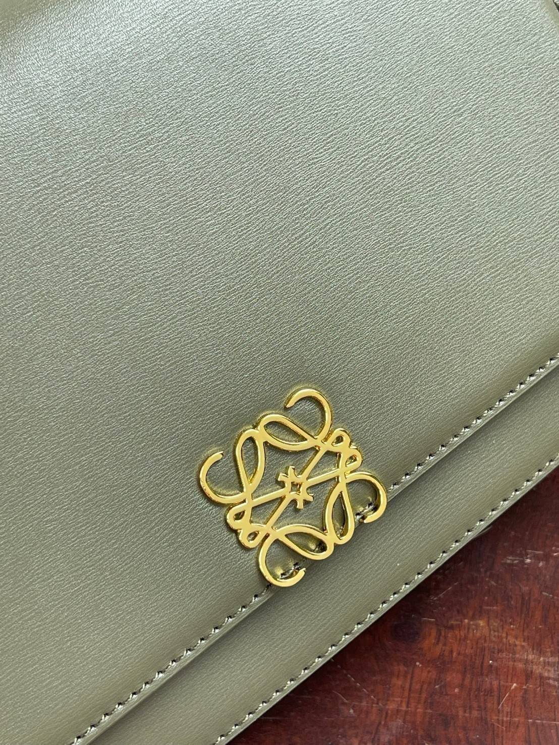 Medium : LOEWE Goya anagram leather shoulder bag กระเป๋าทรง GOYA รูปทรงกล่องอันคลาสสิกที่มาพร้อมรายละเอียดอันน่าค้นหา พร้อมด้วยโครงสร้างที่เปี่ยมไปด้วยสเน่ห์น่าค้นหา มีช่องใส่ของขนาดกว้างและเป็นทรงทำให้การจัดการสิ่งของต่างๆ ของสาวๆ นั้นง่ายดายมากยิ่งขึ้น 