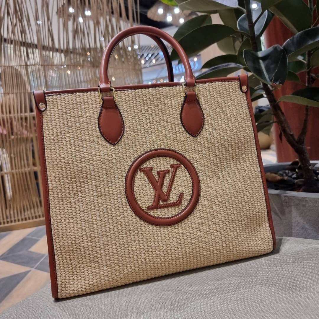 VIP 🥂 LV RAFFIA TOTE BAG ไอเท็มเอ็กซ์คลูซีพใหม่ล่าสุดก่อนใคร กระเป๋าสะพายใบใหญ่รุ่นลิมิเต็ด หายาก ด้วยวัสดุสังเคราห์จากธรรมชาติ สานเต็มใบออกมาเป็นลวดลายสวยงาม และยังโดดเด่นด้วยโลโก้ สีโทนอุ่น ทำให้ไอเท็มนี้ ดูดีน่าค้นหา ด้วยทรงโท้ทที่ทำให้สามารถจั