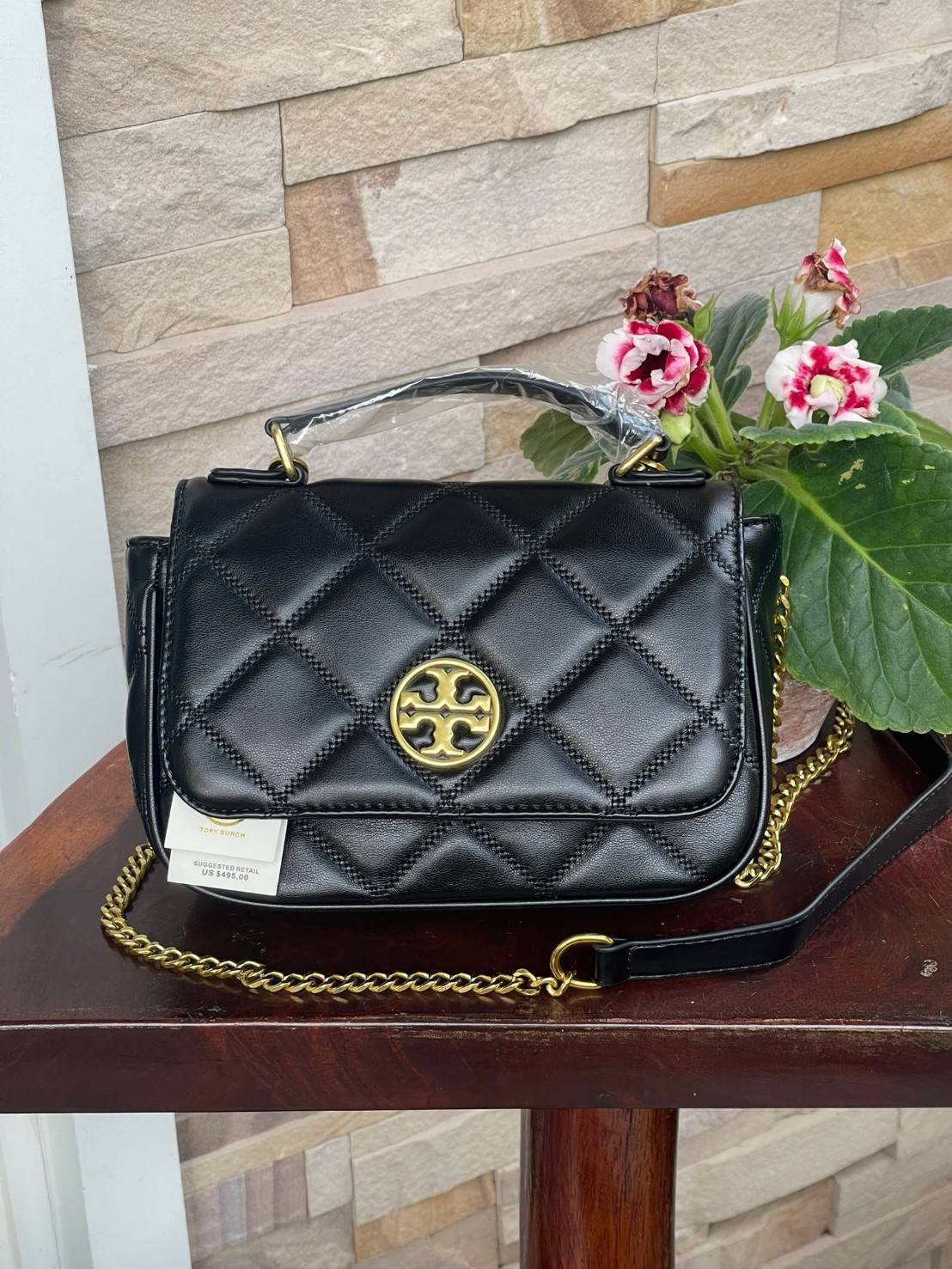Tory burch crossbody and mini top handle Bag กระเป๋าถือที่มีดีไซน์แสนจะธรรมดาแต่ให้ลุดสุดชิด โดยลวดลายการเดินด้ายกระเป๋าที่มีรสนิยมดูแล้วคลาสสิค ตัวกระดุมของกระเป๋าเปิด-ปิดได้ง่าย หนังมีความนิ่ม จะถือก็ให้ความเก๋ได้อีกแบบ เหมาะกับการไปเที่ยวทั้งในวันสบาย