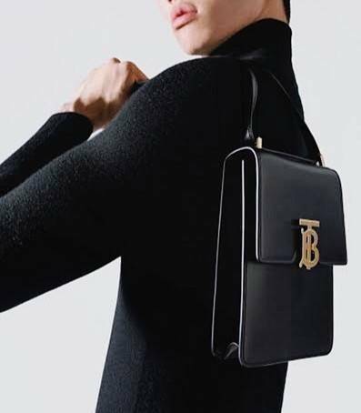 พรีเมี่ยมกิ๊ฟแท้ 100% 】BURBERRY FRAGRANCES CROSSBODY BAG VIP GIFT WITH PURCHASE (GWP) กระเป๋าสะพายพรีเมี่ยมกิ๊ฟ Limited Edition จากน้ำหอม BURBERRY DUTY FREE วัสดุ Canvas Cotton & Leather ทรงเหลี่ยมแนวตั้งดีไซน์สวยหรูอยู่ทรงมีโลโก้แบรนด์ด้านหน้า เปิดปิดด้ว