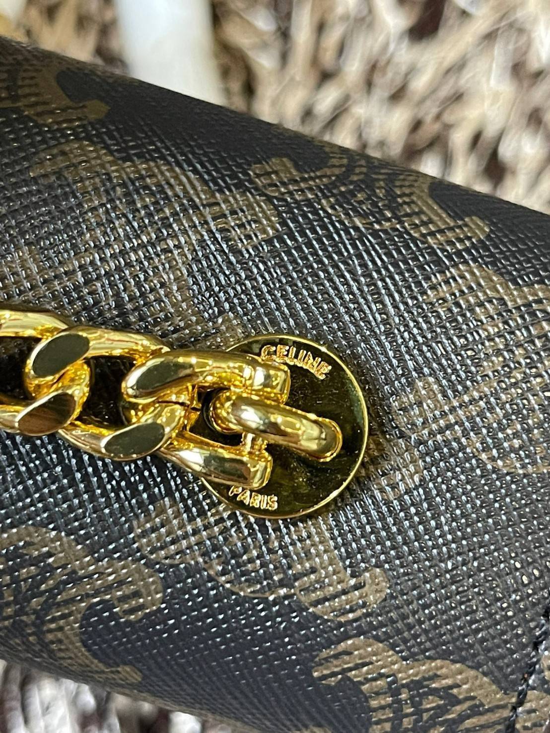 Celine Chain Shoulder Bag Cuir Triompe In Triompe เป็นกระเป๋าถูกประดิษฐ์ขึ้นในรูปทรงมินิมอล นับว่าเป็นกระเป๋าอีกหนึ่งรุ่นในซีรีส์ Triomphe ที่ได้รับความนิยมอย่างมาก โดยเป็นกระเป๋าสะพายไหล่ทรงสี่เหลี่ยมผืนผ้าที่อัดแน่นไปด้วยกลิ่นอายความคลาสสิกตามแบบฉบับของ