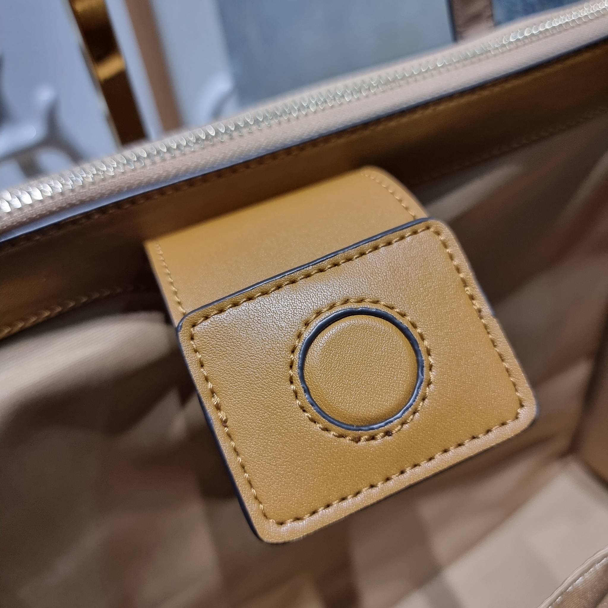 COACH NINA CARRYALL CL654 / COACH Nina Tote Bag พร้อมส่ง 2 สี กระเป๋าโท้ทสะพายไหล่ ใบใหญ่ คอลเลคชั่นใหม่ ตอบโจทย์คนที่ชอบใส่ของเยอะๆได้อย่างดี ดีไซน์รูปทรงคลาสสิค เรียบหรู