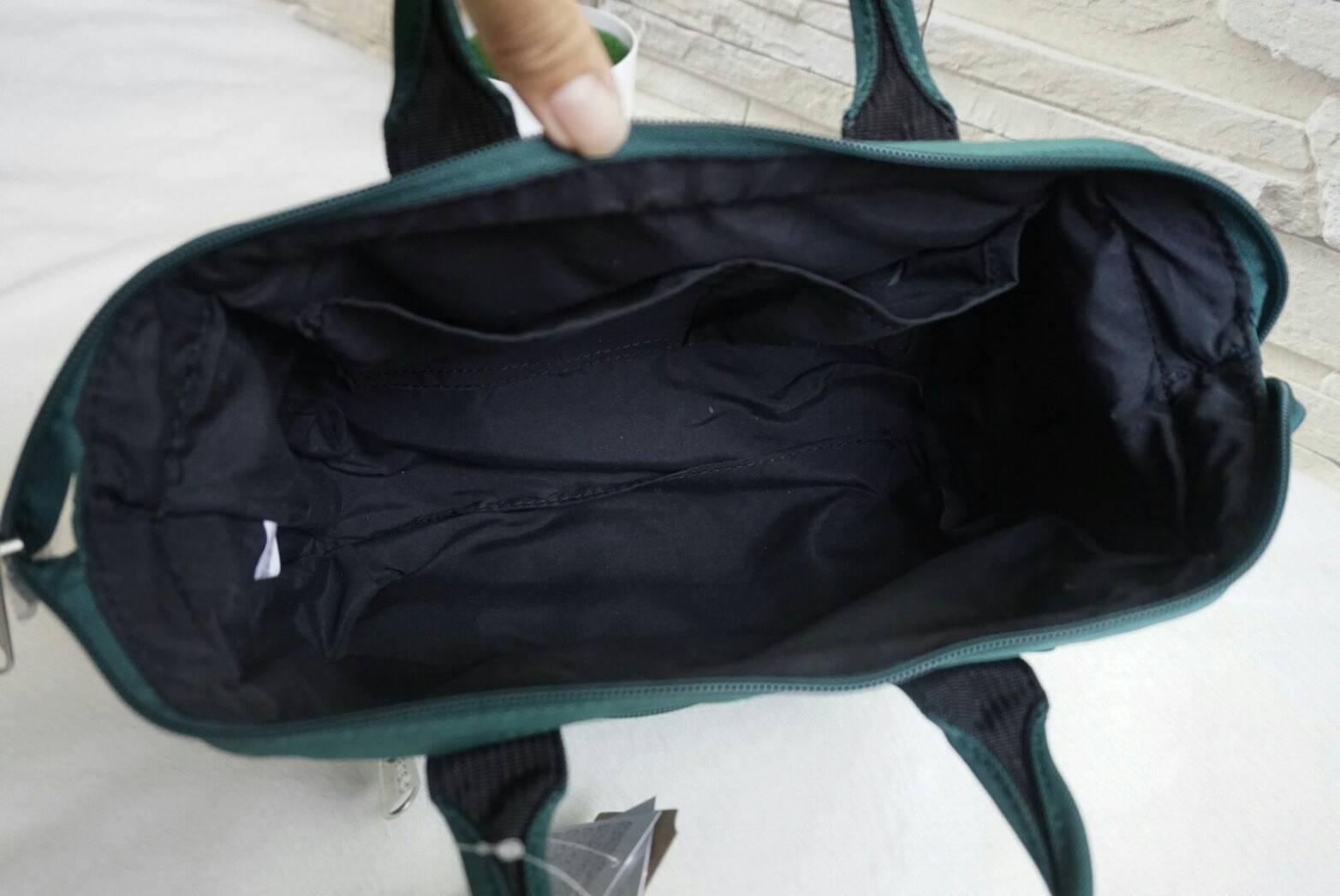 ANELLO Polyester Twill Mini Shoulder Bag AT-H1371 แบรนด์ฮิตติดลมบนในขณะนี้ กับคอลเลคชั่นใหม่เป็นรุ่นทรง Shoulder bag กระเป๋าสะพายในนี้ทำจากผ้า Polyester twill ที่มีความคงทนและมีสีสดใส กระเป๋าที่ดูจะใบเล็กๆใบนี้ สามารถบรรจุขวดน้ำ 500ml และกระเป๋าตังค์แบบยา