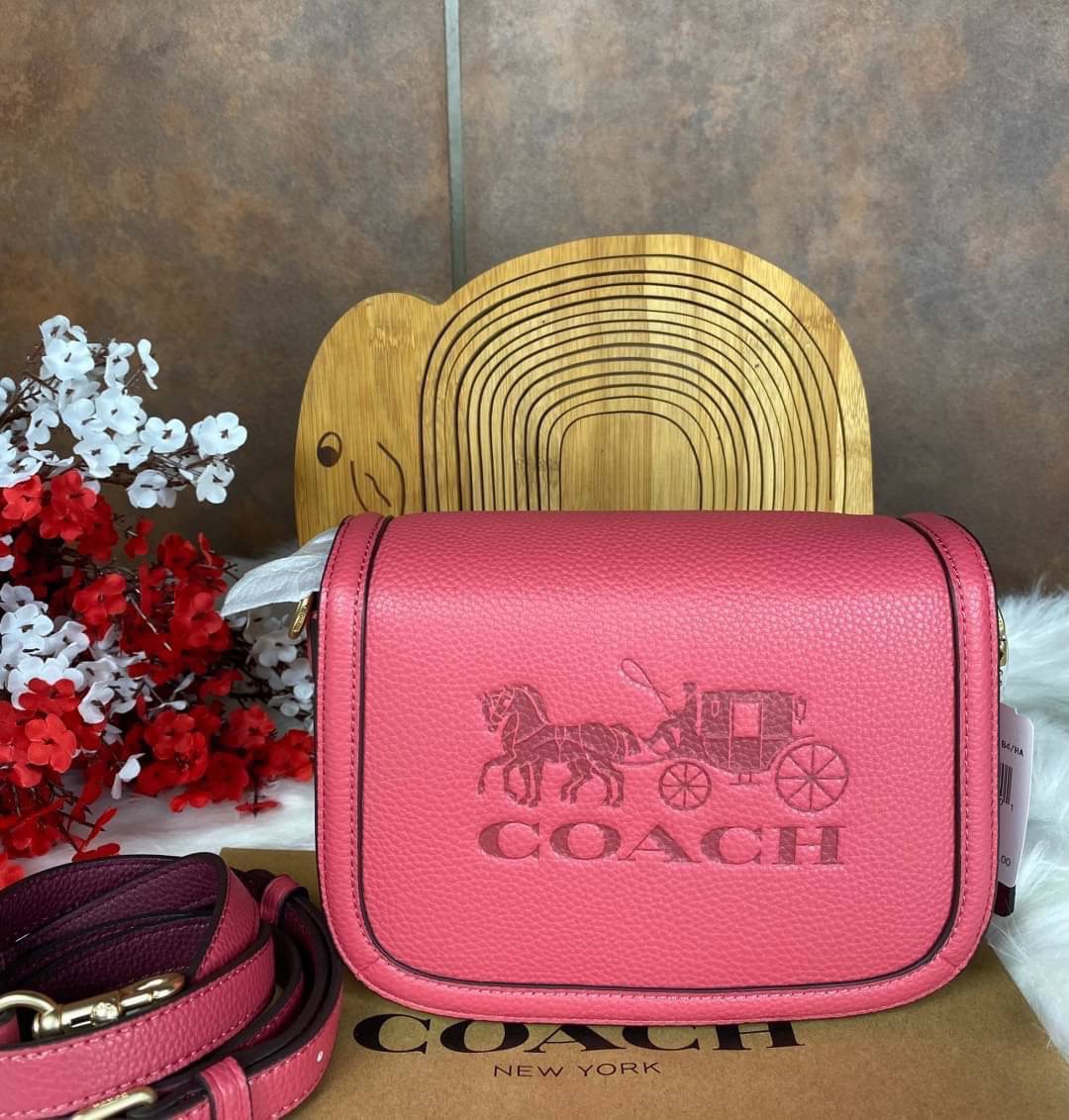 OUTLET 】COACH SADDLE BAG WITH HORSE AND CARRIAGE (COACH C4058) หนังกรวดละเอียดภายในกระเป๋ามัลติฟังก์ชั่น กระดุมแม่เหล็ก ซับในผ้านอกกระเป๋าเปิด สายสะพายถอดได้ สายสะพายยาว 22" สำหรับสะพายไหล่หรือ crossbody