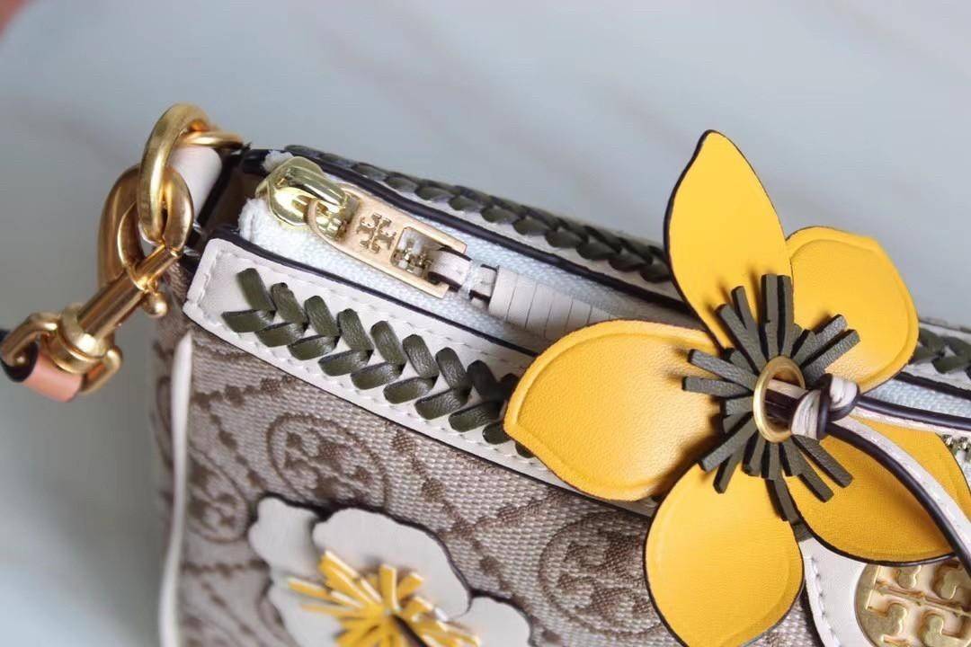 Tory Burch T Monogram Braided Floral Studio Shoulder Bag กระเป๋าถือหรือสะพายไหล่ลาย Monogramวัสดุผ้าJacquard+หนังแท้ ตัดเย็บอย่างปราณีต ผสานงานแกะสลักหนังสุดวิจิตร ประดับตกแต่งด้วยดอกไม้เพิ่มความหรู เป็นกระเป๋าดอกไม้ของฤดูกาลนี้ที่เพิ่มความซับซ้อนและแสนหว