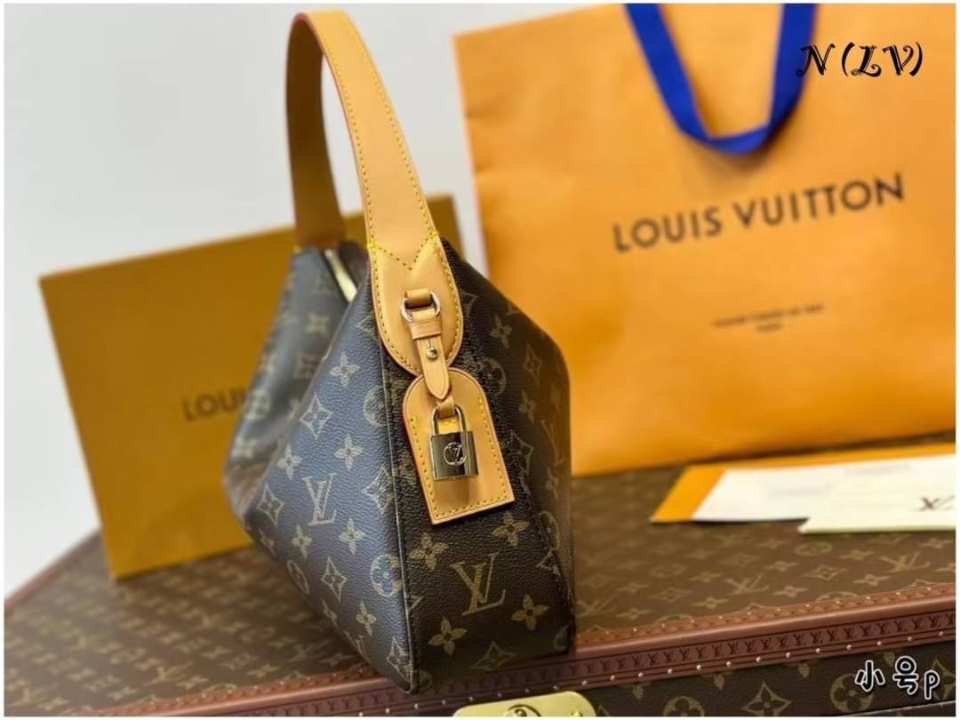 LV Slouchy PM Monogram Canvas Bag กระเป๋าถือ/สะพายไหล่ทรงโฮโบรุ่นใหม่ โดดเด่นด้วยรูปทรงอันเป็นเอกลักษณ์ เหมาะสำหรับพกพาเดินทางและใช้งานทุกวัน ลาย Monogram แคนวาสสุดไอคอนิก