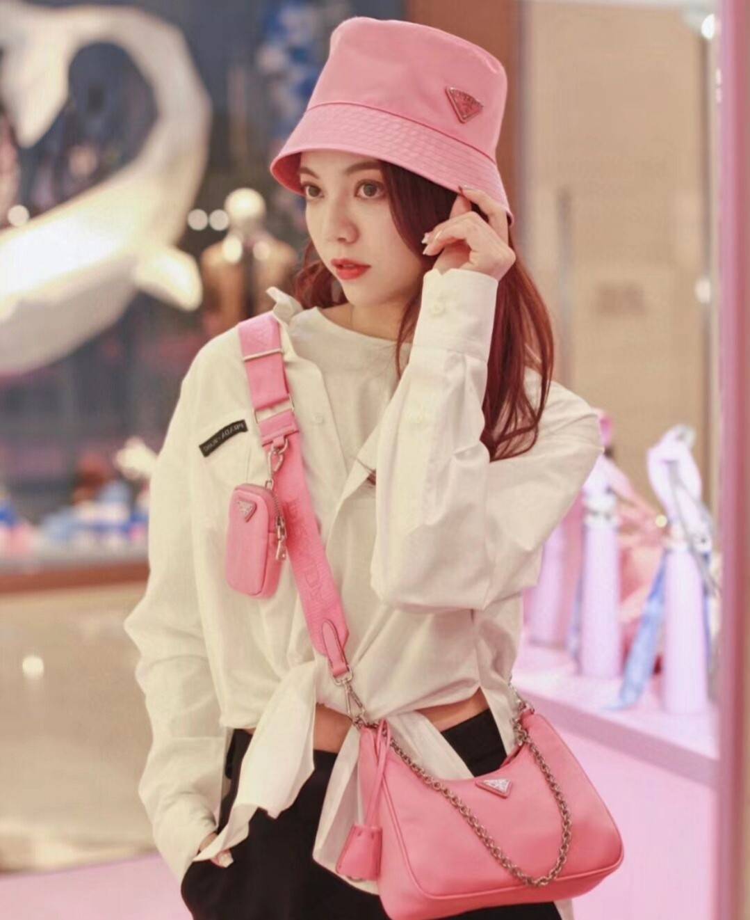 VIP 🥂 PRADA RE-EDITION 2005 RE-NYLON SHOULDER BAG ไอเท็มสุดปัง ที่ฮิตตลอดกาลไม่ว่าจะปีไหนๆ จัดให้ครบทั้งสีขายดีและสีใหม่ล่าสุด ที่สายคุณหนูห้ามพลาด!! กับกระเป๋าสะพายทรงคลาสสิค เหมาะเป็น everyday bag มากๆ วัสดุผ้าไนล่อนคุณภาพ พร้อมใบลูก ไว้ใส่เหรีย