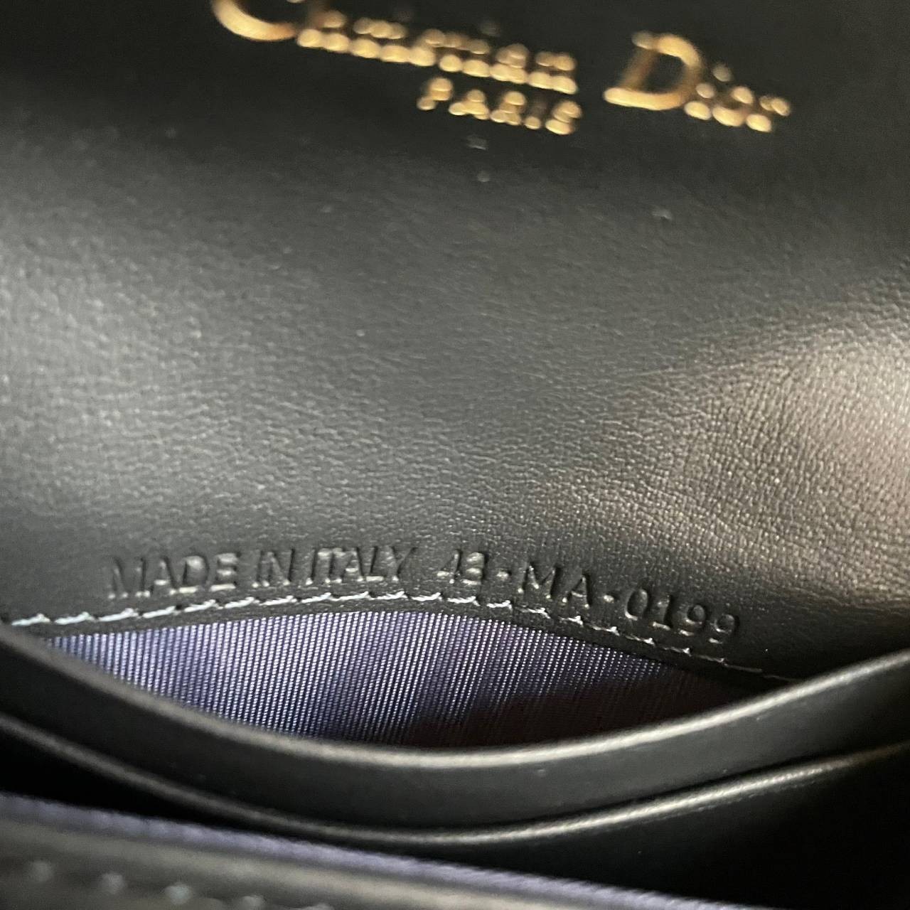VIP 】DIOR MONOGRAM SADDLE FLAP CARD HOLDER BLACK กระเป๋าใส่บัตร ใส่เหรียญ วัสดุหนังแท้ และผ้า Jacquard อย่างดี ทอสวยงามที่สุด ผสมผสานความสง่างามและคลาสสิกที่เข้ากับยุคสมัย ด้านหน้าโดดเด่นด้วยซิกเนเจอร์ของ Christian Dior อะไหล่สีทองอ่อน เงางาม เป็นอีกหนึ่ง