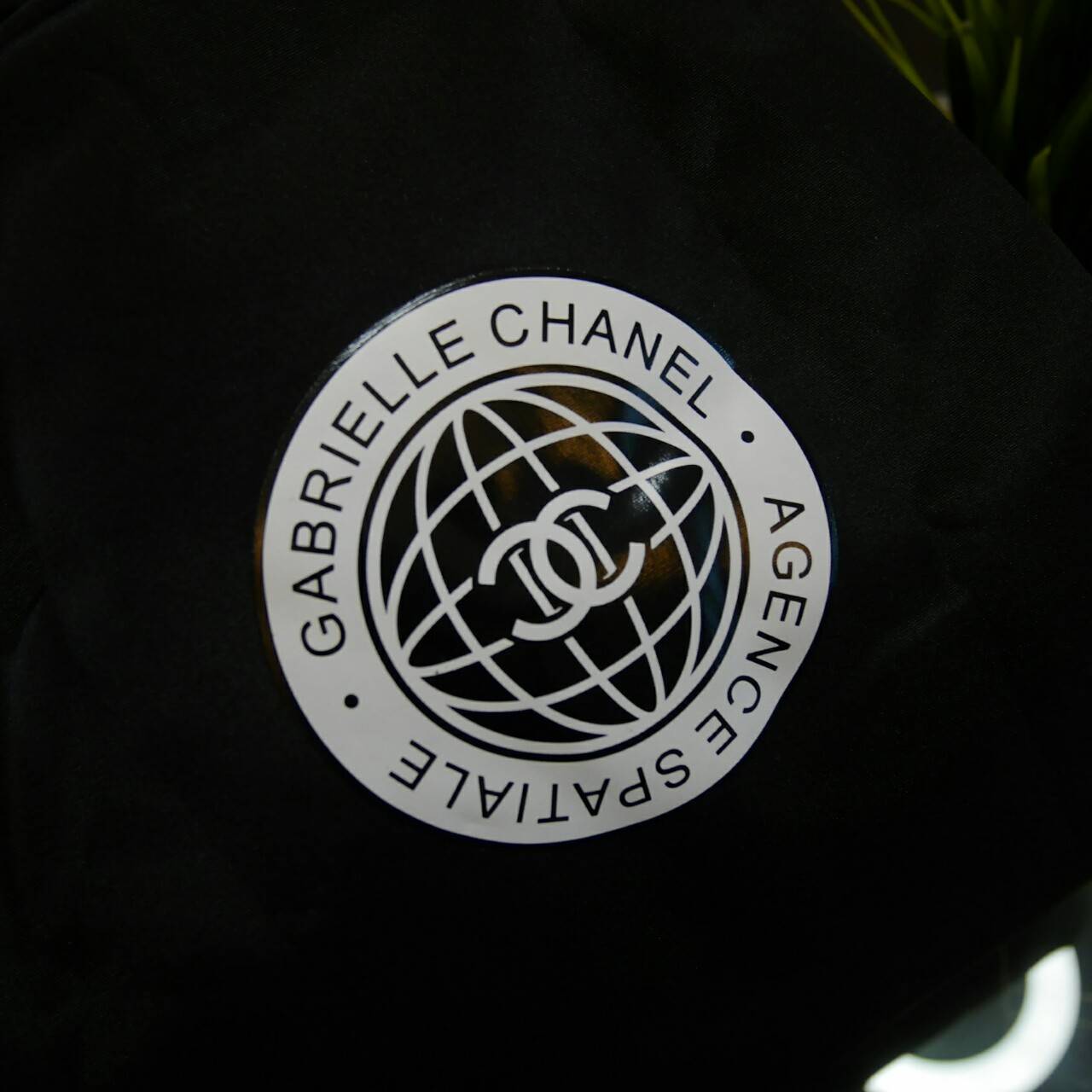 ุ่นที่หลายคนรอคอย! พร้อมส่งที่ไทยคะ CHANEL GABRIELLE VIP BACKPACK กระเป๋าเป้ดีไซน์เก๋จากงาน VIP GIFT แบรนด์ดังอย่างชาแนล ตัวกระเป๋าทำจาก NYLON เต็มใบ กันน้ำได้ ด้านในจุของได้เยอะ มีช่องซิปแยะอีกช่อง สายสะพายยาวปรับได้ ด้านหน้าสกรีนโลโก้สวยงามค้า จะสะพายทั