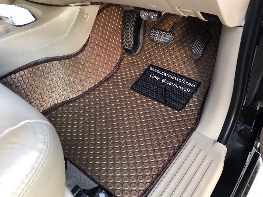 พรมปูพื้นรถยนต์TOYOTA INNOVA ปี2004-2015 พรมลายกระดุม สีน้ำตาล เต็มคัน