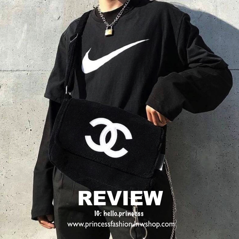 Chanel Beaute Crossbody Bag กระเป๋าสะพาย VIP GIFT ของแท้ จาก Chanel Cosmetic แท้💯 วัสดุขนวูลหนานุ่ม ตัดโลโก้แบรนด์หนังสีขาวสวยโดดเด่น น้ำหนักเบา เปิดปิดด้วยฝาปิดกระดุมแม่เหล็ก ใบใหญ่กำลังดี ใส่ iPad, กระเป๋าสตางค์ใบยาว, และของจุกจิกได้เยอะ มาพร้อม