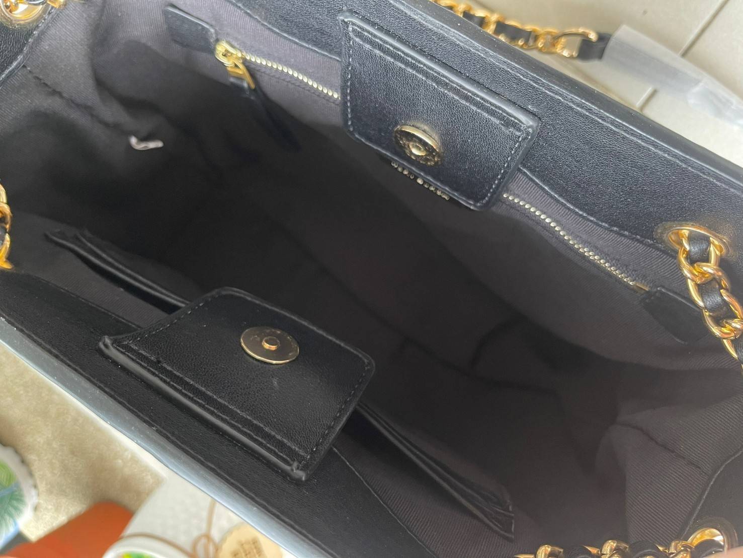 Tory Burch Fleming Soft Small Tote Bag เป็นกระเป๋าสะพายไหล่น่ารัก ๆ สักใบที่มีดีไซน์โดดเด่น สะดุดตา ใน Collection เรียกได้ว่าขายดีอันดับต้น ๆ ของแบรนด์ ใช้ได้ในลุคช์ทางการและกึ่งทางการ ดีเทลการตัดเย็บพิมพ์ลายนูนคู่กับแพทเทิร์นสี่เหลี่ยมทรงเพชร ที่ช่วยเพิ่