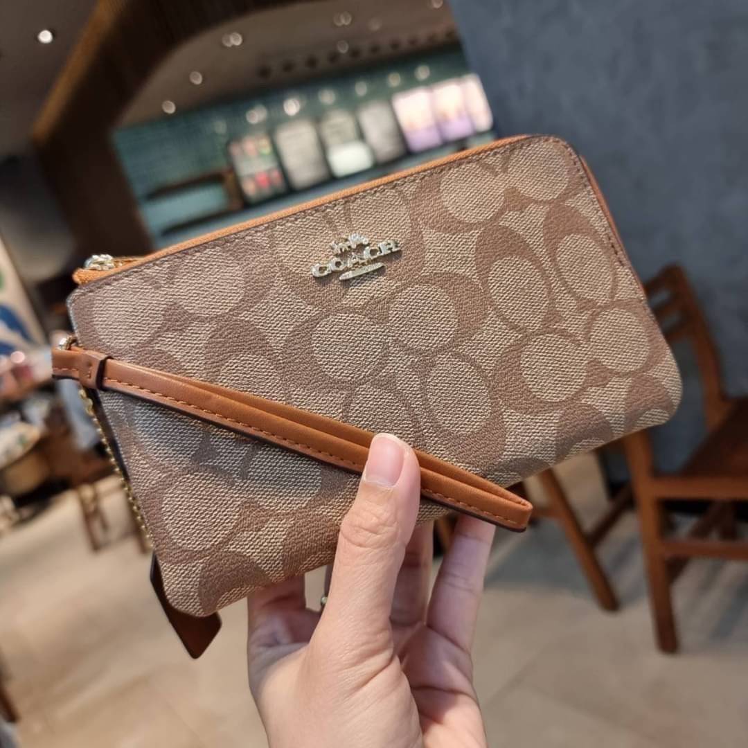 COACH F87591 DOUBLE CORNER ZIP WALLET IN SIGNATURE COATED CANVAS คล้องมือรุ่น 2 ซิป!! มาแล้วจ้า 🌟🤗 ไซส์นี้คือเหมาะมือจริงๆ พกง่ายเช่นเคย ไม่ต้องกังวลว่าจะเกะกะหรือกินพื้นที่กระเป๋าหลัก วัสดุหนังแคนวาสเคลือบลาย มีช่องหลักแยก 2 ช่อง ภายในบุผ