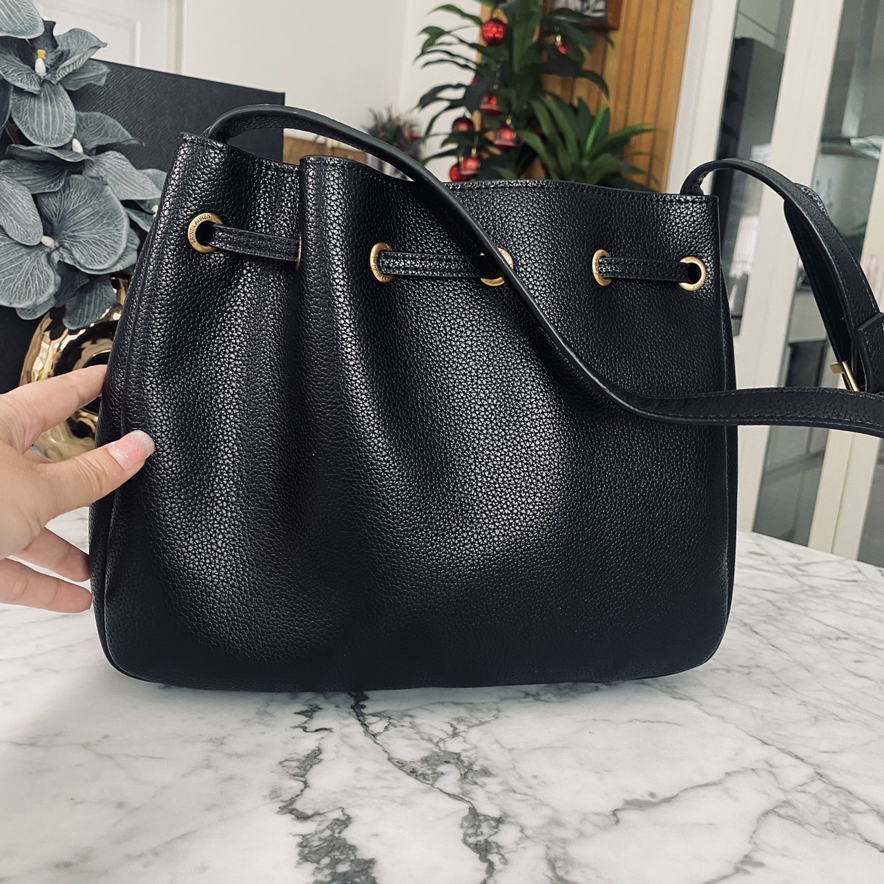 YSL PARIS VII flat hobo bag / YSL Bucket Bag กระเป๋าสะพายทรงโฮโบบัคเก็ต งานหนังเต็มใบ ฟังก์ชั่นสุดเลิศพร้อมเชือกรูด ดีไซน์รูปทรงใช้งานง่าย -- [รับตัวแทนกระเป๋า]