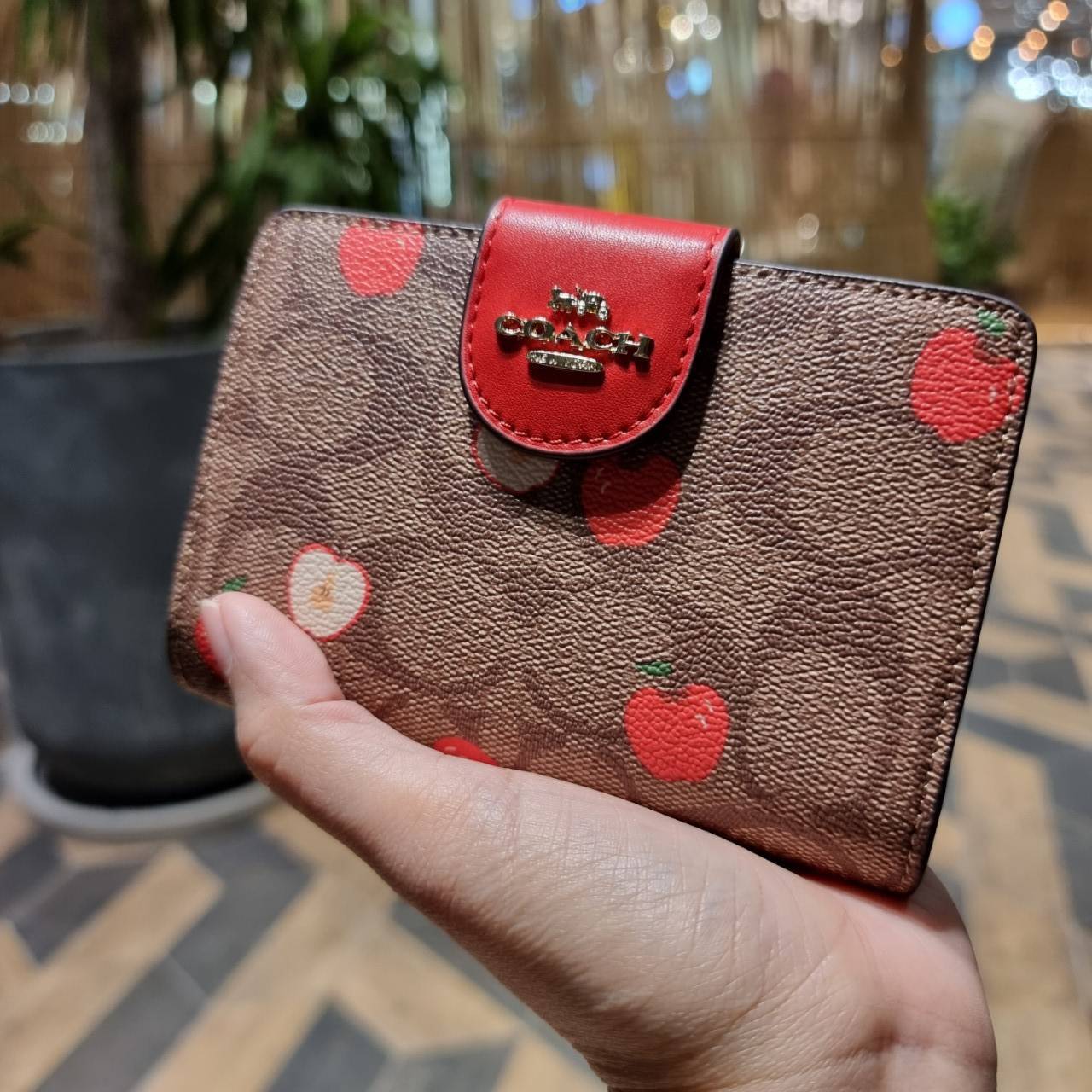 COACH C4117 MEDIUM CORNER ZIP WALLET IN SIGNATURE CANVAS WITH APPLE PRINT ดีไซน์ใหม่ล่าสุด!! คอลเลคชั่นลายพริ้นท์แอปเปิ้ลแดงโดดเด่นบนพื้นลายซิกเนเจอร์ เพิ่มลูกเล่นให้กระเป๋าสตางค์ของคุณ กระเป๋าสตางค์ใบกลาง ขนาดกำลังเหมาะมือ วัสดุหนังแคนวาส ดูแลรักษาง่าย ม