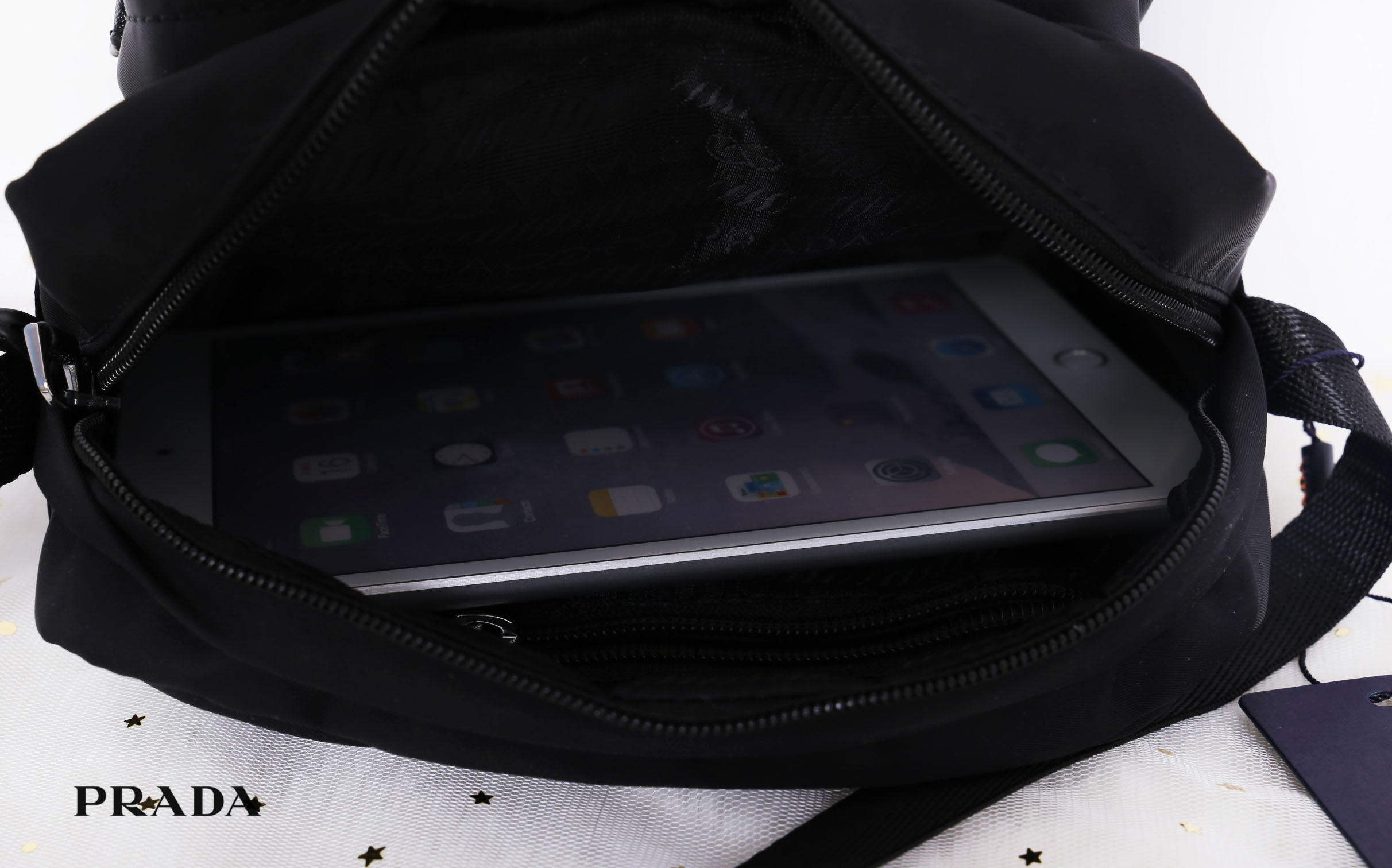 Prada nylon shoulder bag / Prada crossbody nylon bag VIP gift ใช้ได้ทั้งหญิงชาย ห้ามพลาดรุ่นใหม่l Prada Bag ทรงใหม่มีไว้ไม่ซ้ำใครแน่นอนคะ จะสะพายข้าง หรือ คาดอกก็ได้ วัสดุทำจากผ้า Nylon เนื้อหนาคุณภาพดี ตัวอะไหล่เงินสวยหรู ขนาดกำลังดี ใส่ของได้เยอะ มือถือ