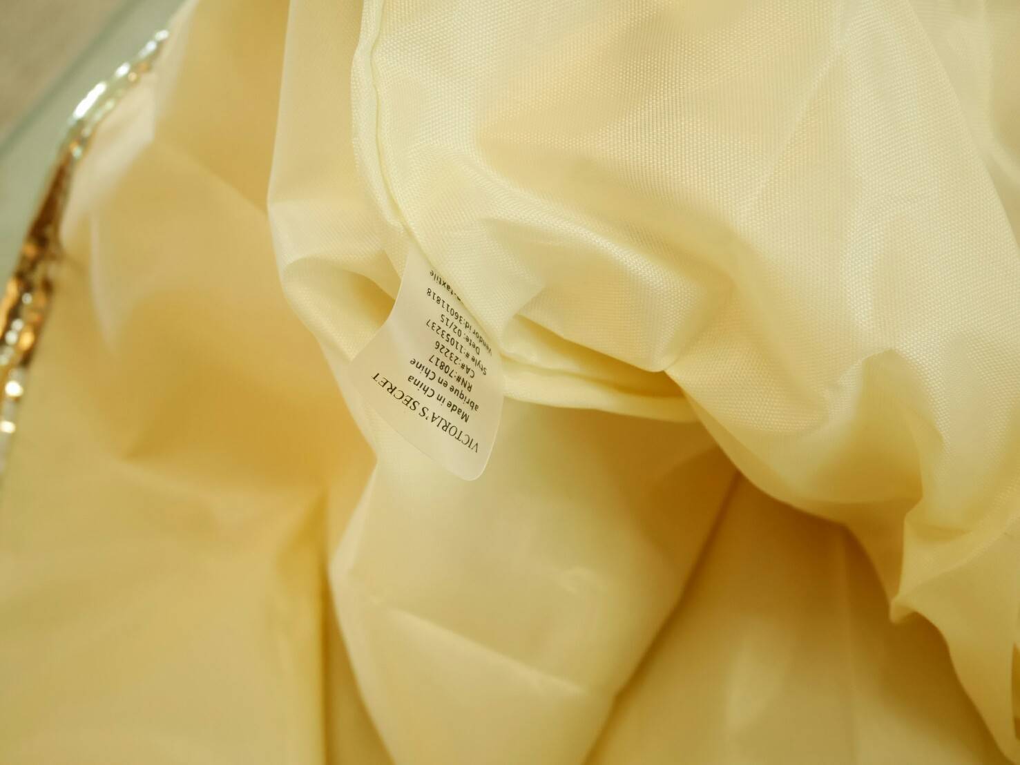 Victoria's Secret Canvas tote bag New Arrival กระเป๋าถือหรือสะพายทรง tote size L ใบใหญ่จุใจ วัสดุ Canvas หนา ด้านหน้าประดับโซ่ทอง สลับหนัง พร้อมสกรีนแบรนด์ Victoria's Secret และ ประดับหมุดด้านข้างเท่ๆห์เพิ่มดีเทล ปรับใช้ได้สองทรงค้า ภายในกว้างมี