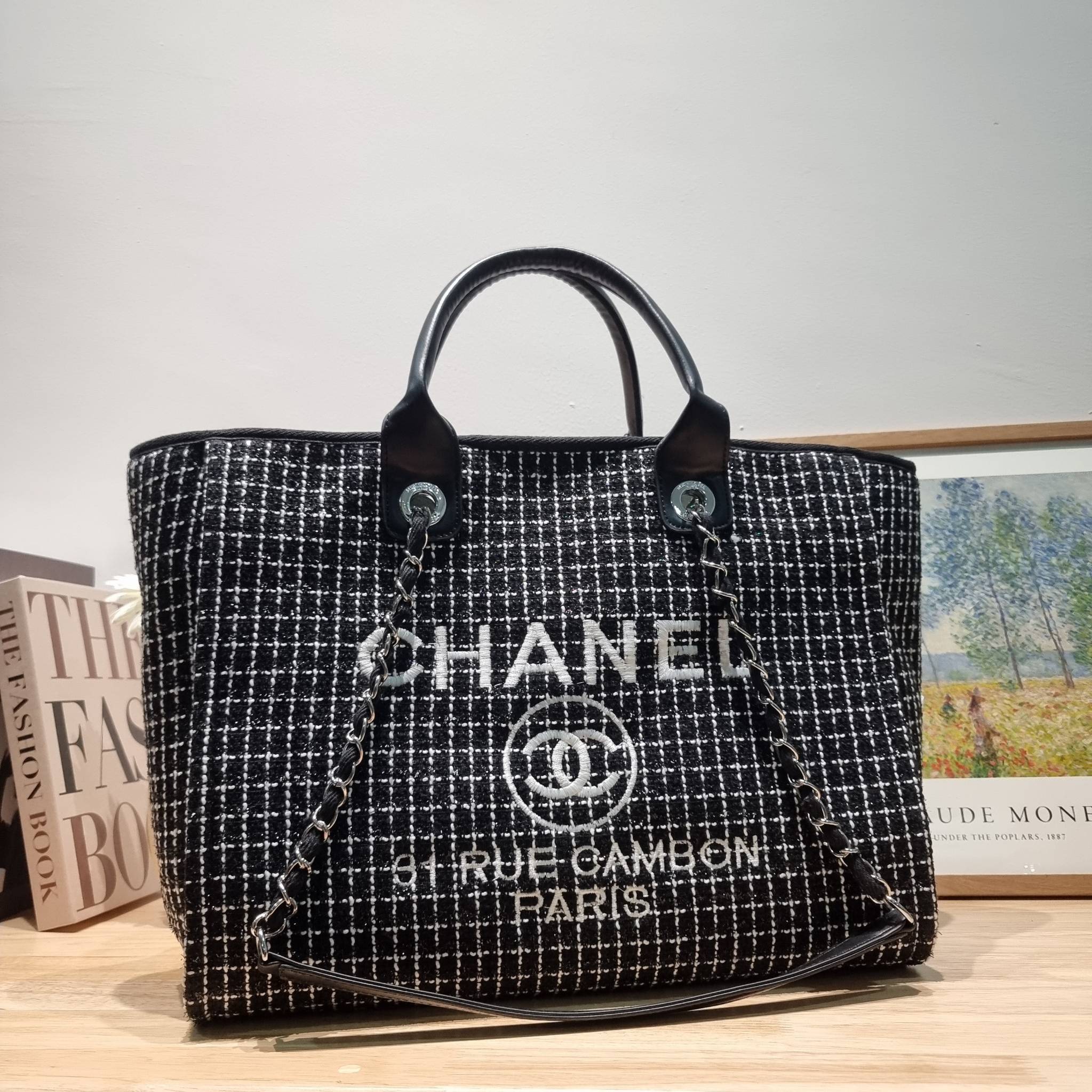 CHANEL LARGE TOTE BAG / CHANEL DEAUVILLE TOTE / CHANEL TOTE BAG กระเป๋าสะพายผ้าทวิต ทรงโท้ทใบใหญ่ ต้อนรับเทศกาลท่องเที่ยวช่วงสิ้นปีนี้ ใครมองหากระเป๋าสะพายไปเที่ยว ใบนี้น้องตอบโจทย์แน่นอน ด้วยดีไซน์โทนสีที่ใช้ได้กับทุกโอกาส และขนาดกว้างที่จุของได้แบบไร้กั