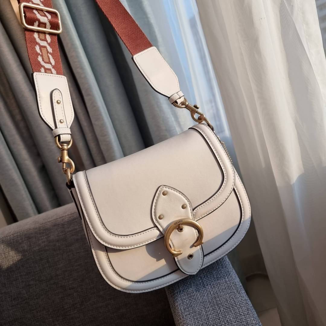 COACH C0749 BEAT SADDLE BAG The best item! ที่สาวๆรอคอย! ฮอตไฟลุก! สีหายาก ละมุนคุณหนู คอลเลคชั่นใหม่ ดีไซน์หรูหรา พิเศษมากๆมาพร้อมสายสะพาย 2 เส้น ใช้คู่กันหรือแยกสะพายก็สวยครบสูตร กระเป๋าสะพายทรง saddle คลาสสิค วัสดุหนัง glove-tanned ทนทาน เปิด-ปิดด้วยกร