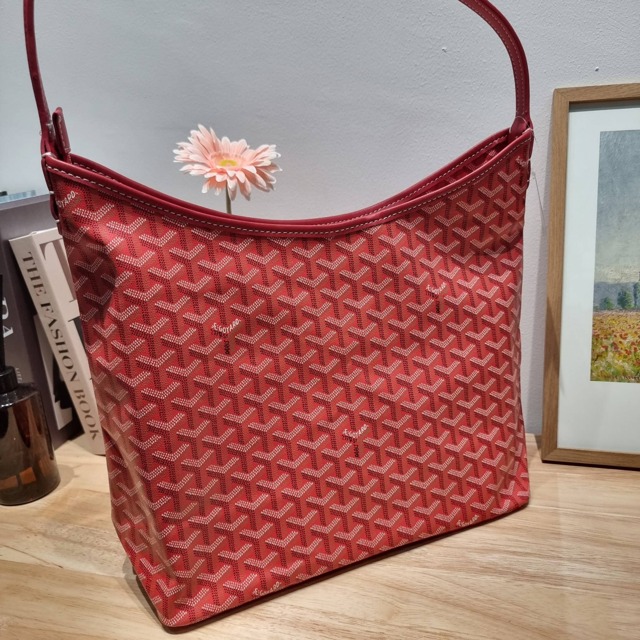 GOYARD BOHEME HOBO BAG / GOYARD HOBO กระเป๋าสะพายทรงโฮโบ ใบใหญ่จุใจ!! มาครบสีขายดี เลิศทุกสี รูปทรงคลาสสิค ดีไซน์เป็นเอกลักษณ์ วัสดุหนังแคนวาสพิมพ์ลายสวยคม ปากกระเป๋ามีซิปเปิด-ปิดกันของหล่นได้ ภายในโล่งกว้างมาก มาพร้อมสายคล้องในตัว ทนทาน สะพายสวยๆได้ทุกวั