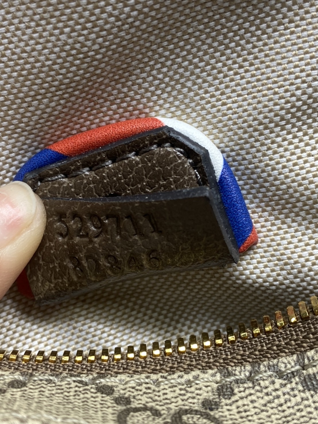 หนังแท้ GUCCI UFO Belt Bag / GG Belt Bag / GG Supreme Belt Bag ไอเท็มที่หนุ่มๆเรียกร้อง กระเป๋าคาดอก/คาดเอว สายสะพายปรับได้ สายสปอร์ต สายแคมป์ปิ้ง หรือจะสายไหน ใบนี้ตอบโจทย์ทุกลุค ง่ายๆเท่ๆ สุดคุ้ม!! ภาพสินค้าถ่ายจากงานขายจริง ใช้งานต่างประเทศได้ค่ะ