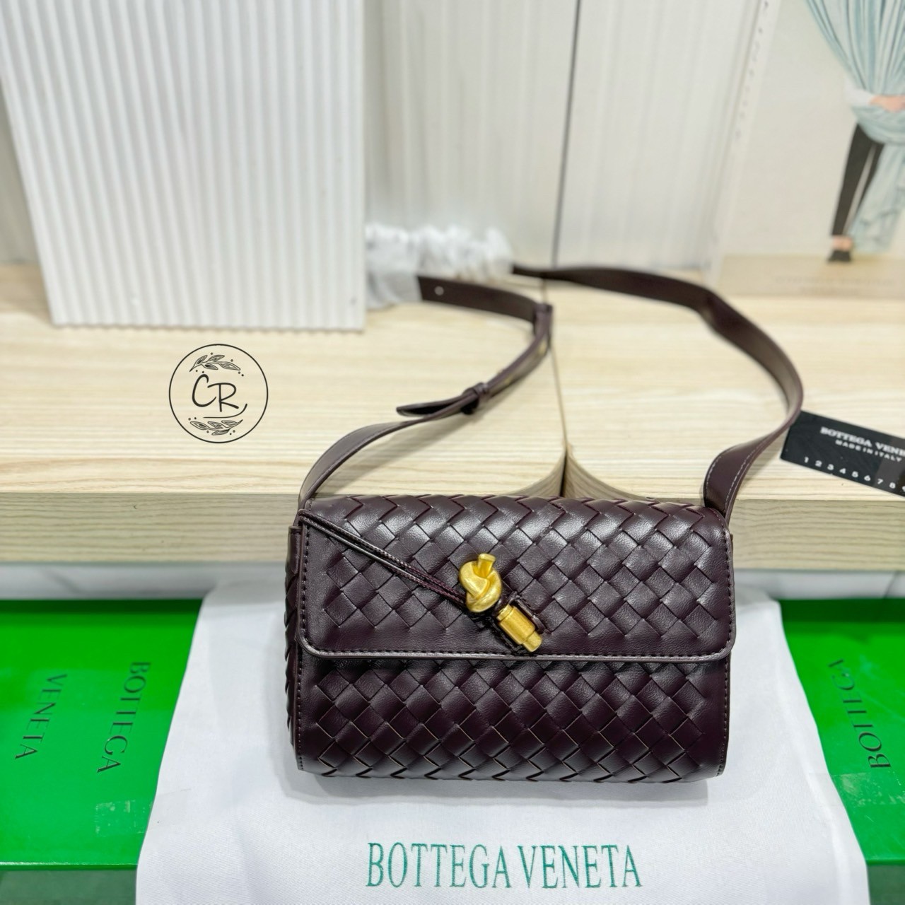 Bottega Veneta Andiamo Shoulder Bag กระเป๋าสะพายสุดชิค ถือเป็นคลัชหรือสะพายได้ ดีไซน์หนังสานตารางสวยโดดเด่นเป็นเอกลักษณ์ที่คงความเรียบหรูดูแพงไว้อย่างลงตัว