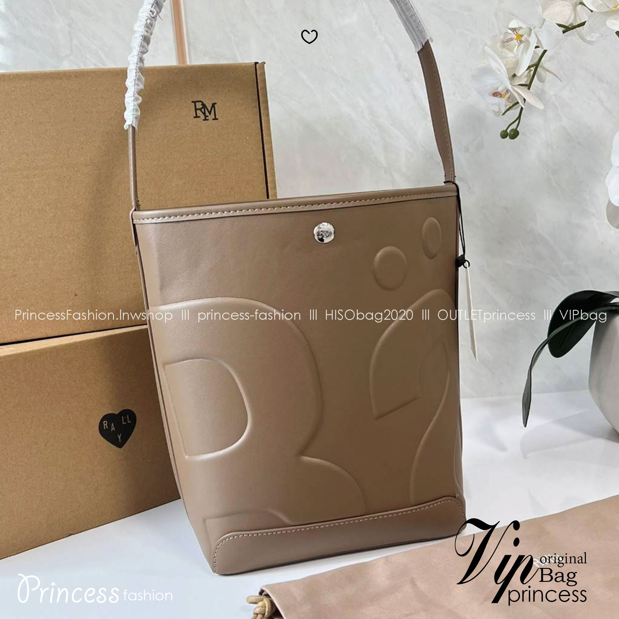 Rally The Bag Whisper กระเป๋าทรงบัคเก็ตงานหนังรุ่นใหม่ ฮอทติดลมบน มาแรงสะพายกันทั่วบ้านทั่วเมือง สายแบกสายขนห้ามพลาดจุของได้เยอะ รุ่นหนังผิวสัมผัสนิ่มมือ ทนทาน