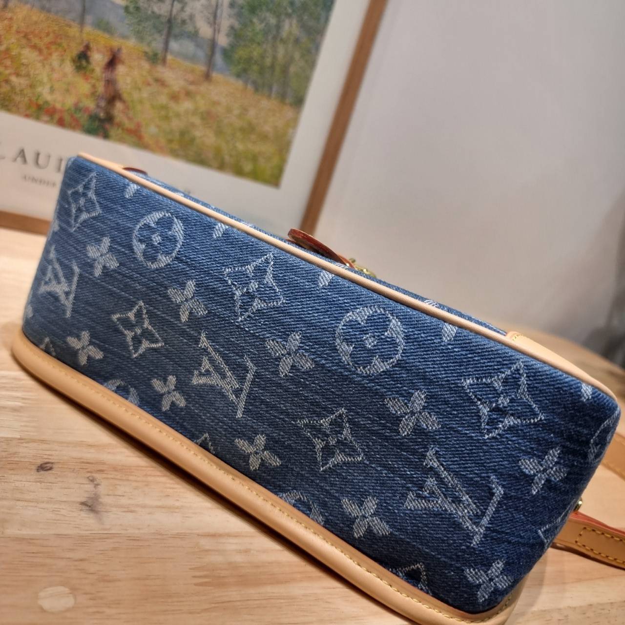 LV diane monogram denim bag กระเป๋ามัลติฟังก์ชั่น ดีไซน์ใหม่ ออกมาได้น่ารักน่าใช้มากๆ สียีนส์สวยมีเสน่ห์ มีสายมาให้ถึง 2 แบบ สายหนังคล้องไหล่ได้ ปรับสะพายข้างได้ และสายสปอร์ตครอสบอดี้ได้