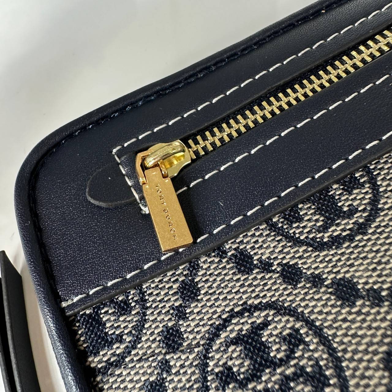 TORY BURCH T MONOGRAM JACQUARD ZIP CONTINENTAL WALLET 79383 กระเป๋าสตางค์ผ้าแคนวาสลายโมโนแกรมตัว T