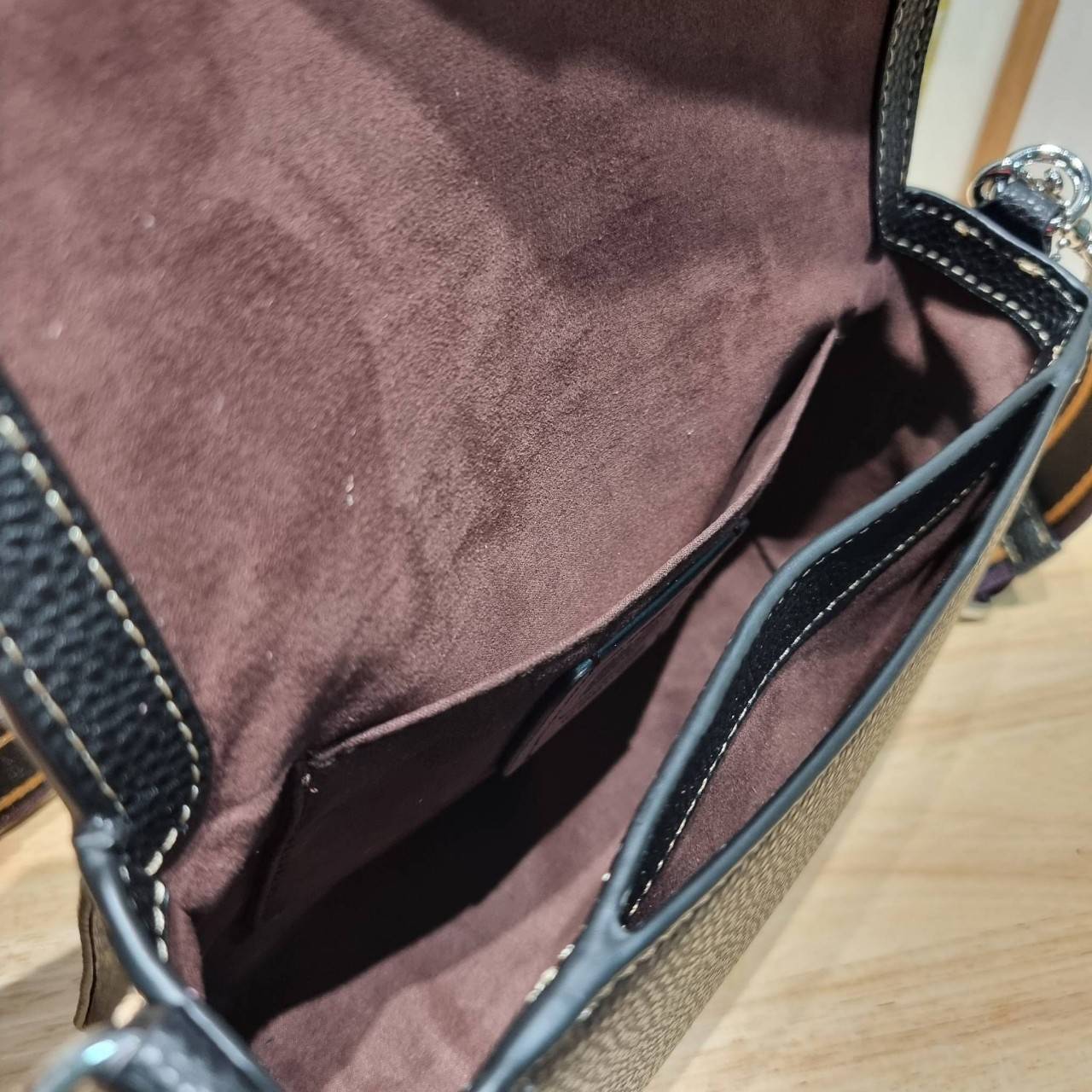 OACH LOGAN MESSENGER IN SIGNATURE CH483 CH252 กระเป๋าสะพาย รุ่นใหม่ สไตล์สปอร์ต ดีไซน์สวย ขนาดกำลังดีคล่องตัว สายสะพายเส้นใหญ่ทนทาน