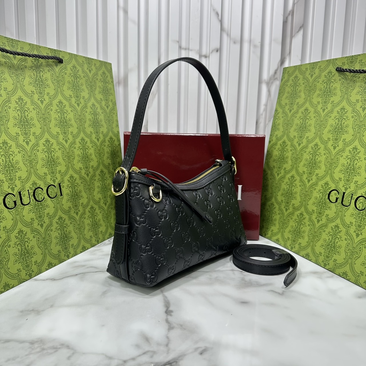 ORI หนังแท้ | Gucci GG Emblem small shoulder bag กระเป๋าสะพายทรงพอช ถือ/คล้องไหล่เก๋ๆหรือสะพายข้างได้ ทรงสวยคลาสสิค มีอะไหล่ห่วงสำหรับห้อยพวงกุญแจได้ เป็นไอเท็มต้องมีและยกเป็น everyday bag ได้เลย