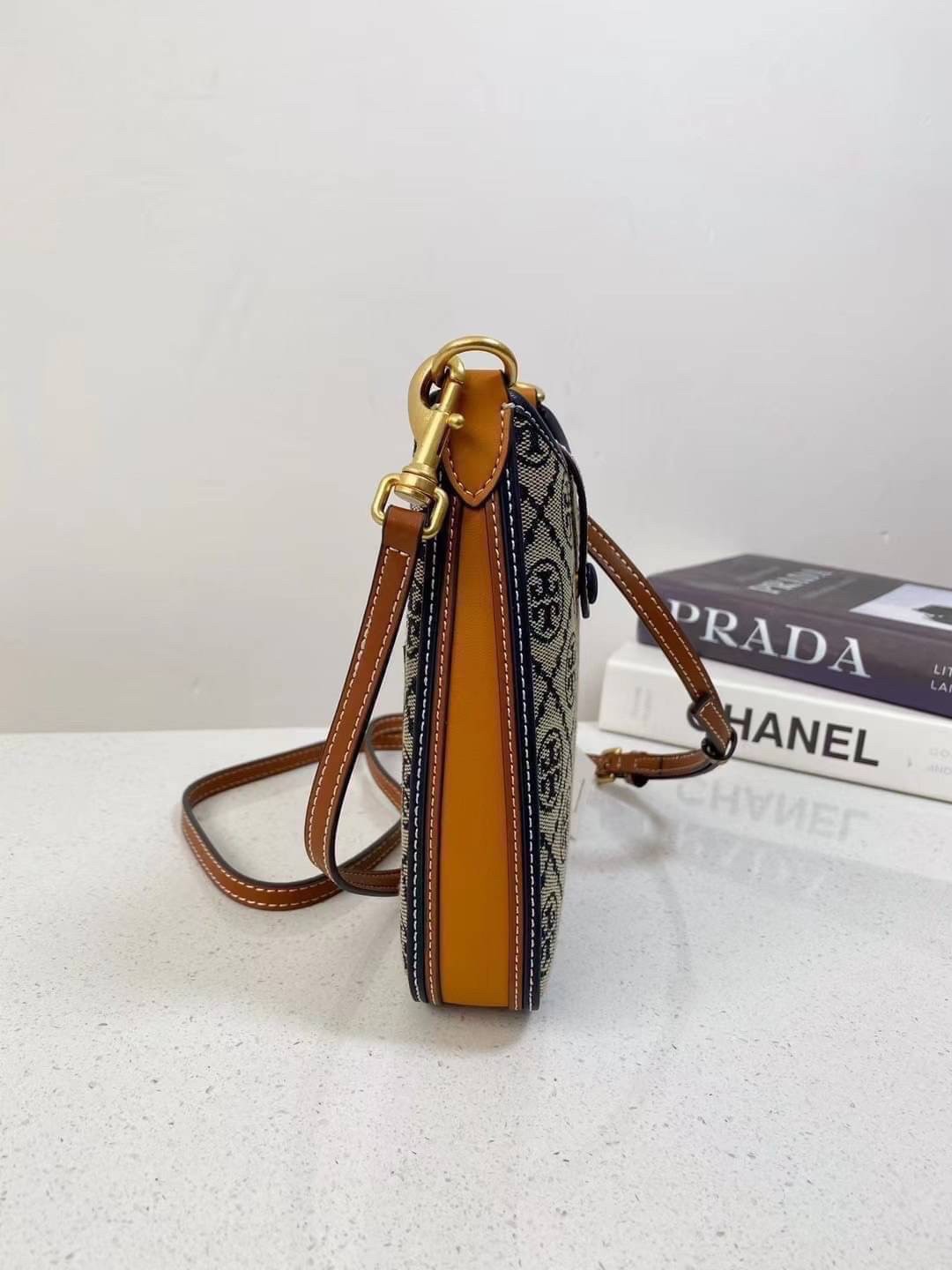 Tory Burch T Monogram Phone Crossbody / Tory Phone Bag พร้อมส่ง กระเป๋าใส่โทรศัพท์ สวยคม ด้านหลังมีช่องใส่บัตร