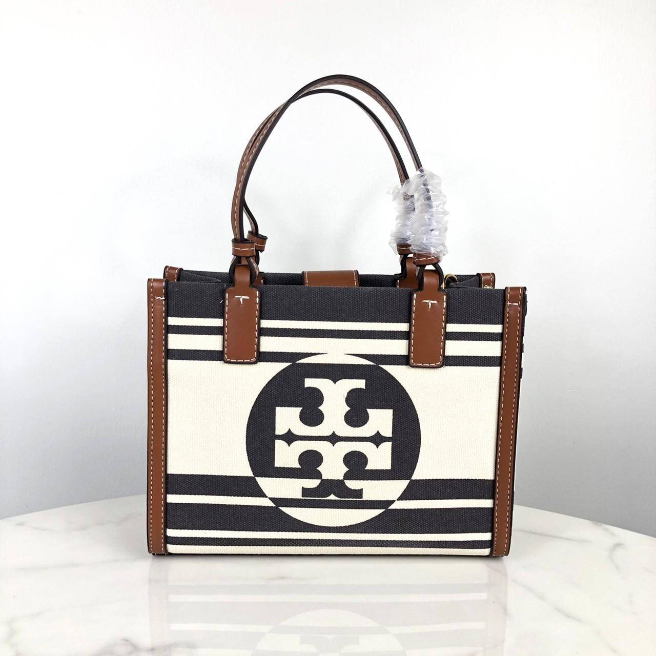 TORY BURCH Ella Mini Stripe Jacquard Tote / TORY BURCH TOTE กระเป๋าถือ หรือสะพาย TORY BURCH เปิด - ปิดกระเป๋าด้วยแม่เหล็ก ด้านในมีช่องซิป 1 ช่อง ช่องใส่ของ 1 ช่อง หูจับสูง 13 cm มาพร้อมสายสะพายยาว สามารถถอดและปรับได้ 3 ระดับค่ะ