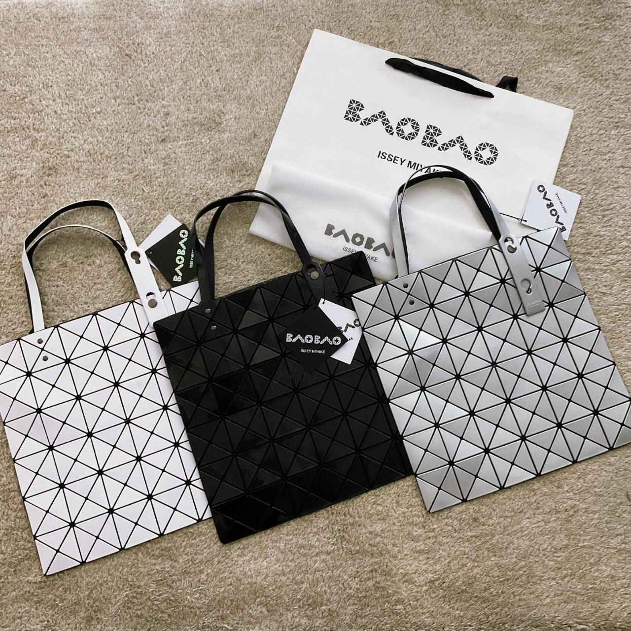 BAO BAO ISSEY MIYAKE TOTE BAG (6x6) กระเป๋าสะพายไหล่ ใบใหญ่ ทรงโท้ท จุดเด่นคือ ปรับได้หลายทรงตามเอกลักษณ์เฉพาะของแบรนด์นี้ ด้านในใส่ของได้เยอะมาก ใส่ไอแพด สมุดโน้ตได้สบายเลย พร้อมช่องซิปใส่ของให้อีกหนึ่งช่อง วัยทำงานหรือวัยนักศึกษา อย่างน้อยต้องมีแบรนด์นี