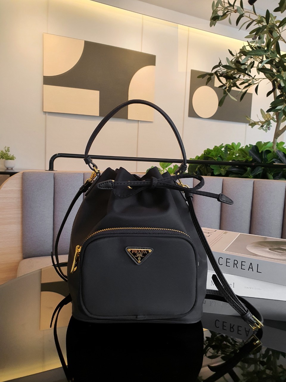 Prada Nylon Bucket Bag Black ใครๆก็หลงรัก **ทรงขนมจีบน่ารัก 🐰 กระเป๋าผ้า PRADA NYLON SILK เนื้อหนา ตัวกระเป๋าอยู่ทรงสวย ซับในอย่างดี จุดเด่นคือ กระเป๋าสามารถ จุของได้เยอะมาก น้ำหนักเบา
