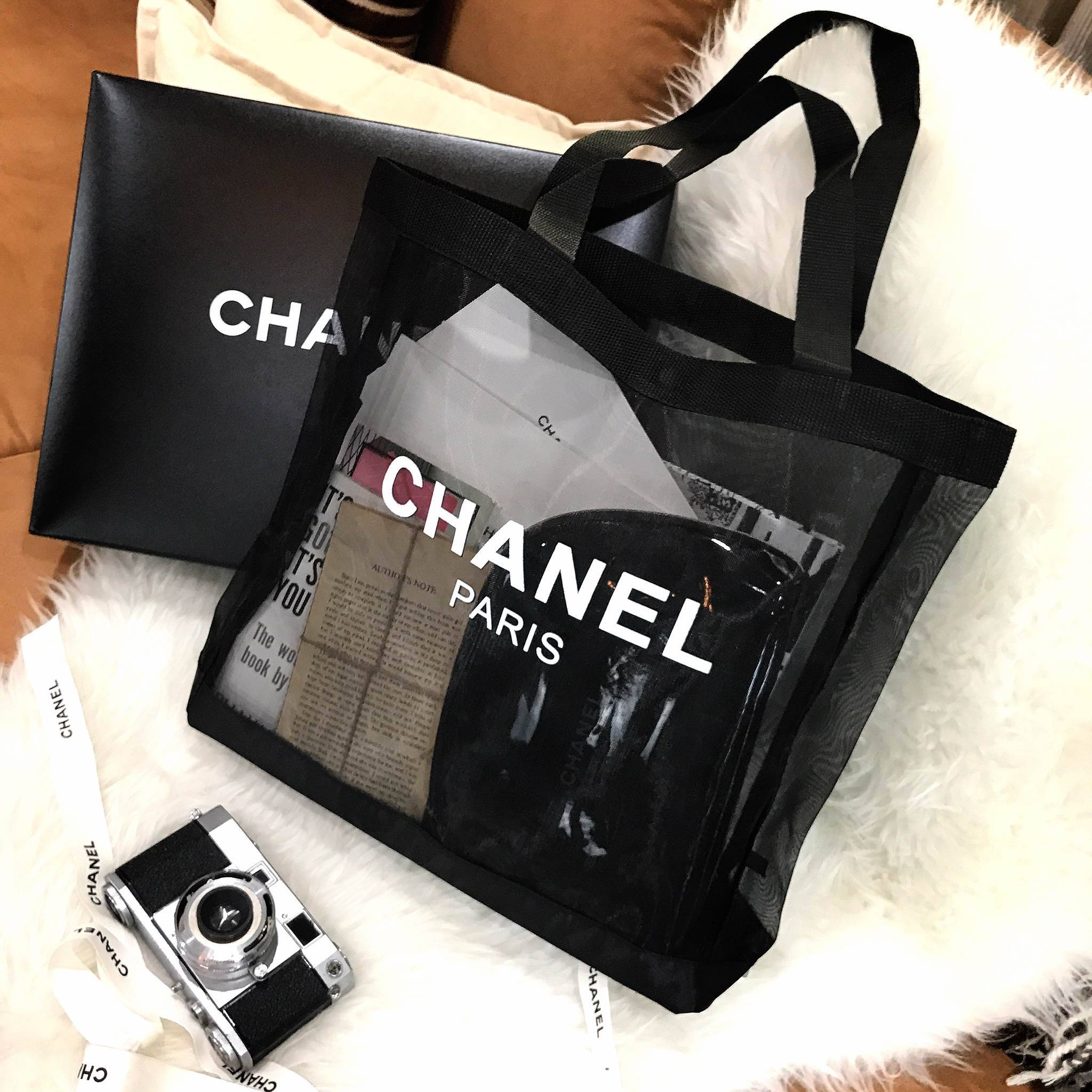 สาวๆ style minimal ห้ามพลาด! Chanel Black Mesh Tote Bag กระเป๋าแบรนด์ชาแนล ของแท้ (ไม่ใช่งานเลียนแบบ) ทำจาก 100% Polyester Mesh ใบขนาดพอดี รุ่นนี้ตัวสายทำจากผ้า ด้านหน้าสกรีนชื่อแบรนด์ น้ำหนักเบา สะพายไหล่ได้ ดีไซน์เก๋ ใส่หนังสือ ใส่แฟ้มเอกสาร ipad ได้สบา