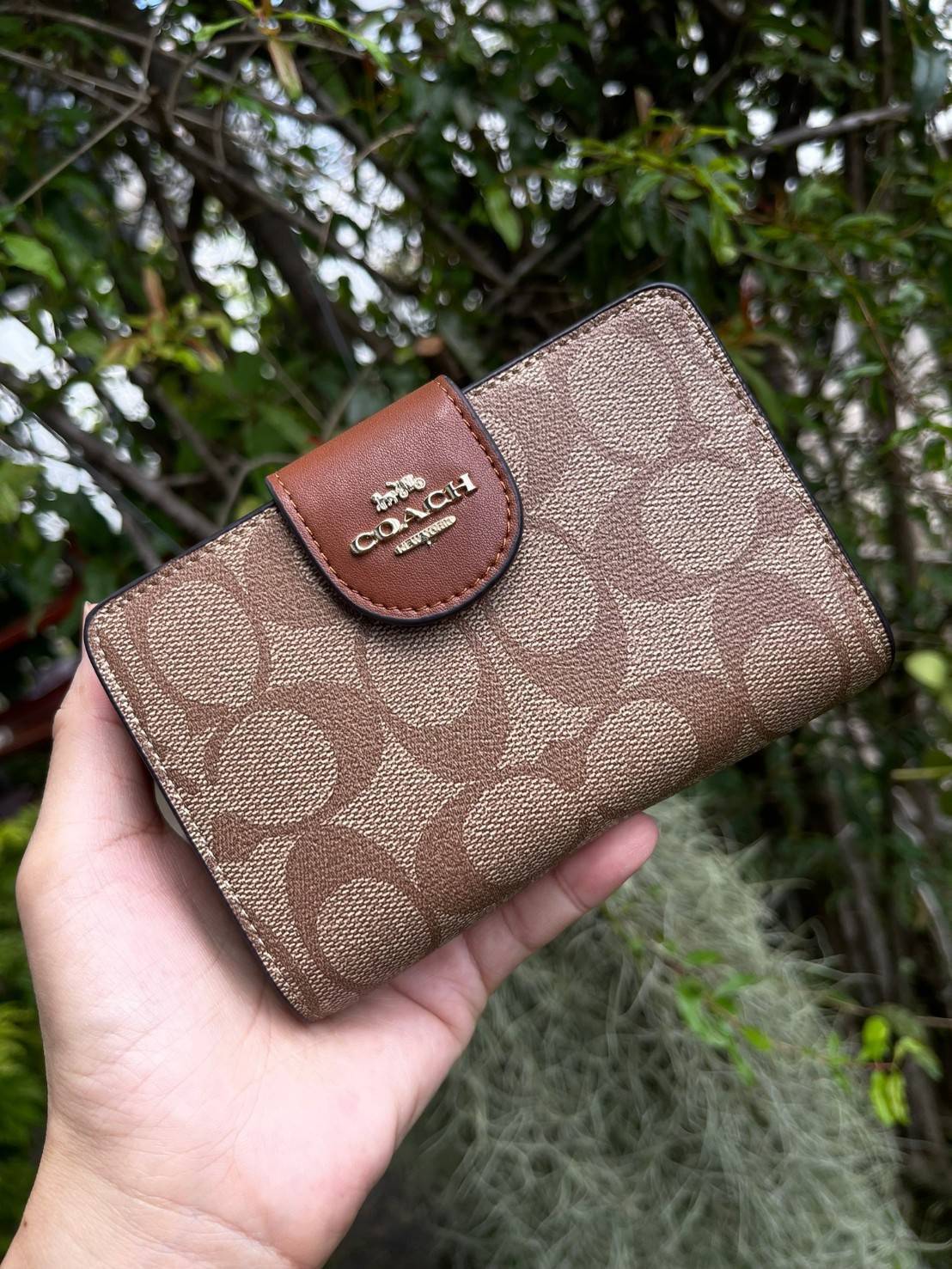 COACH MEDIUM CORNER ZIP WALLET IN SIGNATURE CANVAS กระเป๋าสตางค์ขนาดกลางที่ถือว่าเป็นไอเทม Must Have ของทุกเพศทุกวัยที่ต้องพกติดตัวไว้ตลอดเวลา เพราะนอกจากจะช่วยจัดเก็บเงิน บัตรประชาชน บัตรเครดิตและต่าง ๆ ให้เป็นระเบียบเรียบร้อยยังต้องคำนึงถึงประโยชน์ใช้สอ