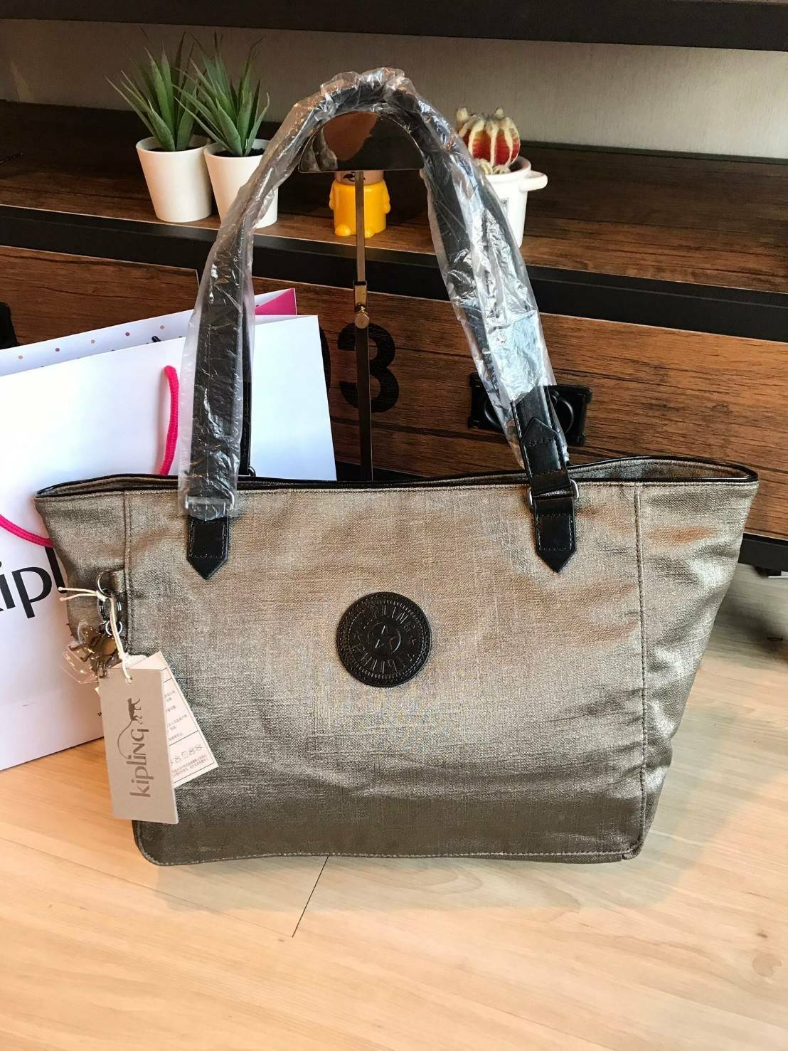 KIPLING ART ORGANIZED SHOPPING BAG ใหม่ล่าสุดกับคอลเลคชั่น Go Monday วัสดุ Cotton+Viscose ด้วยการใช้งานที่ง่ายเปิดปิดด้วยกระดุมแม่เหล็ก ภายใน ภายในมีช่องแยกตามการใช้งาน มีใบเล็กพ่วงเข้ากับกระเป๋า สามารถถอดแยกใช้งานได้ด้วยกระดุมสองฝั่ง สามารถถือสะพายช้อปปิ