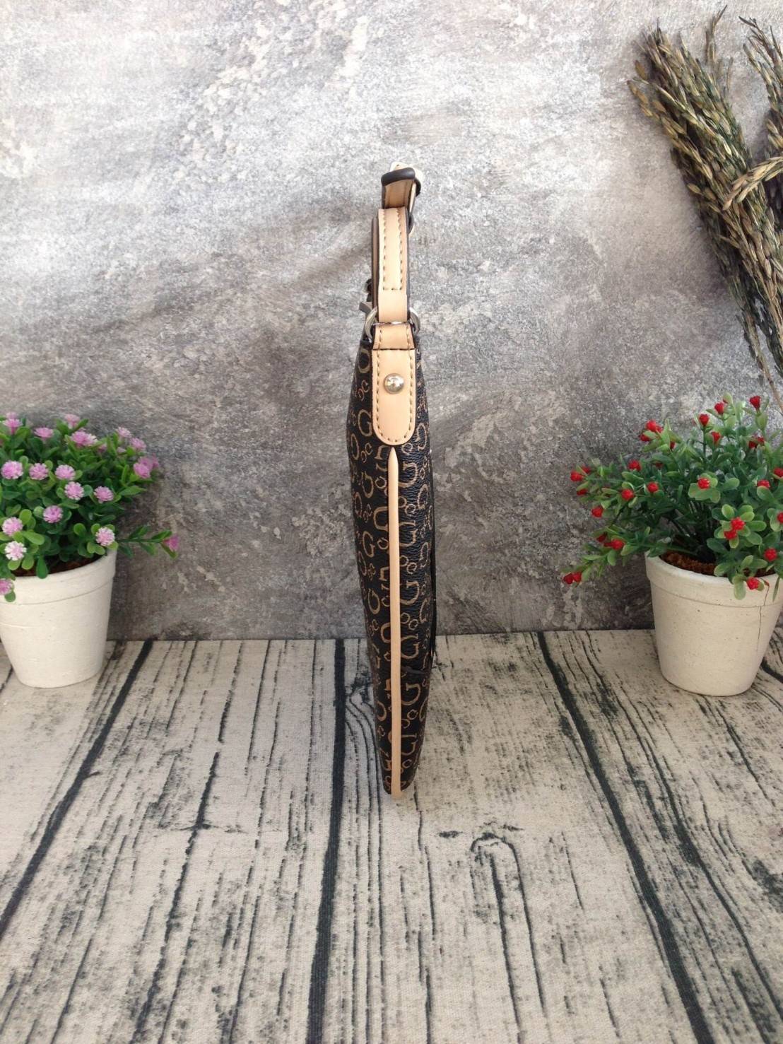 GUESS CROSSBODY กระเป๋าสะพายข้าง ผู้หญิงหรือผู้ชาย สามารถใช้ได้ค่ะ วัสดุหนังแกะสังเคราะห์พิมพ์ลายแบรนด์ ด้านหน้าประดับโลโก้แบรนด์มีเงิน เปิดปิดด้วยซิป น้ำหนักเบา ด้านในบุผ้าพิมพ์ลายเฉพาะของแบรนด์ มีช่องซิปด้านในอีก 1 ช่องค่ะ