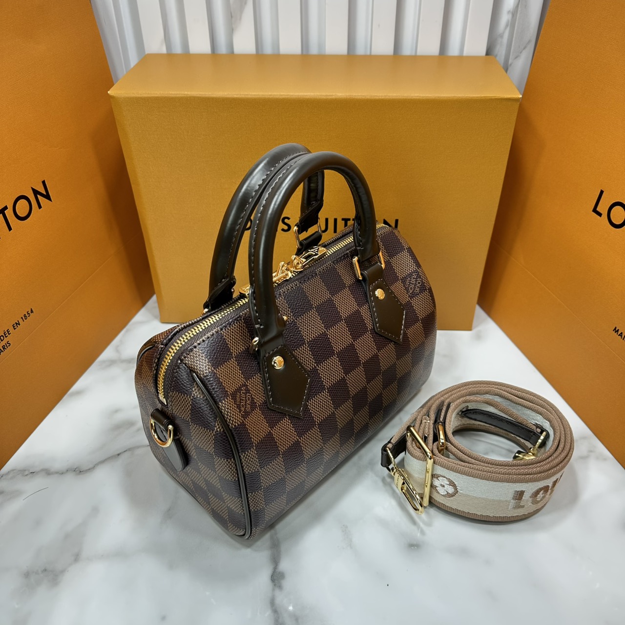 ORI หนังแท้ | LV Speedy 20 Bandoulière Damier Ebene กระเป๋าทรงหมอนสปีดี้แคนวาสคลาสสิกไซส์เล็ก พร้อมสายสะพายผ้าสปอร์ต รุ่นท็อปฮิตในตำนาน สวยงามตลอดกาล แต่งขอบหนังสีน้ำตาล Chocolate ไลฟ์สไตล์แอคทีฟคล่องตัว