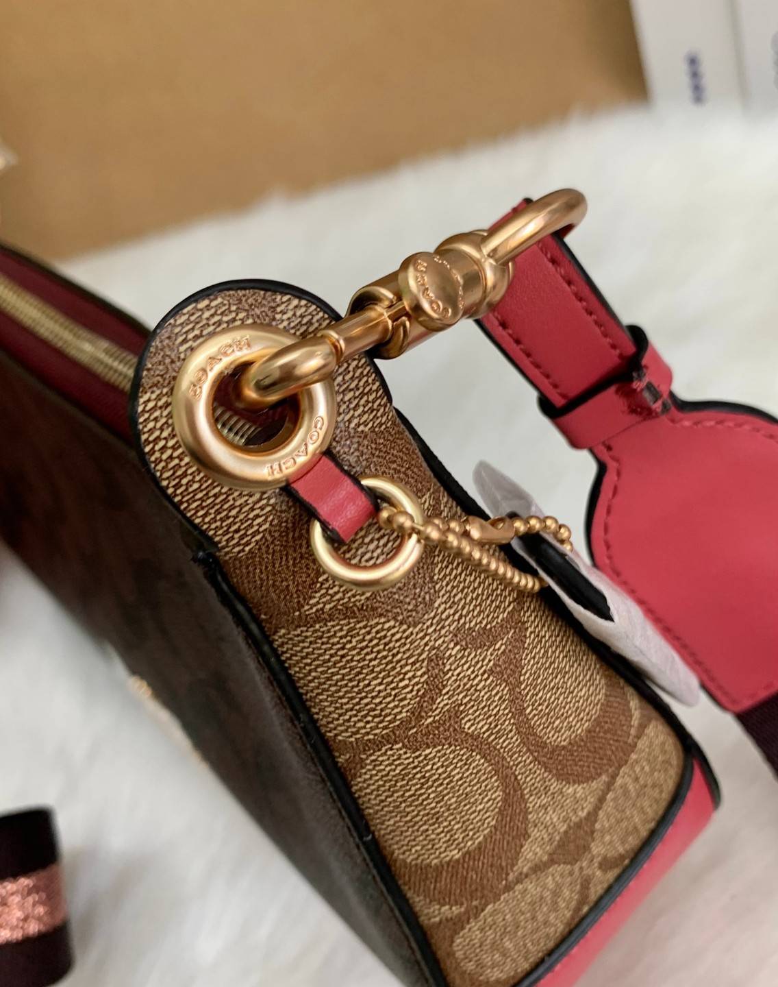 สีเข้าใหม่ สวยมากจริงค่ะ!! COACH JES BAGETTE IN BLOCKED SIGNAATURE ((C6825)) 📌พร้อมส่งที่ไทย สินค้าเข้าใหม่ลาสุดค่ะ! กระเป๋าสะพายครอสบอดี้ร์ หนังแท้ น้ำหนักเบา ทรงสวย 🔺ตัวกระเป๋าเป็นหนังลายC สลับสีได้ลงตัวสวยงาม โดดเด่น น่าใช้มากๆค่ะ!