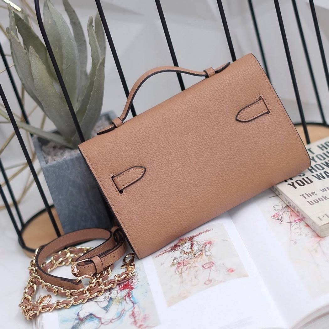 KEEP • Ellis • กระเป๋า คลัช ถือ //สะพาย ขนาด กะลังดี ทรงสวย แค่ใบเดียวจบ! หนังคุณภาพเยี่ยม ภายใน จุของคุ้ม ใส่บัตร ใส่มือถือได้ทุกรุ่น ใบนี้ จะแต่งกับ Look ไหนก้อเข้ากันได้ดีแน่นอนค๊า Don't miss!! หนังลายสวยมาก นิ่มมือ ภายในใส่ของจุกจิก 2 ด้านเลย สาม