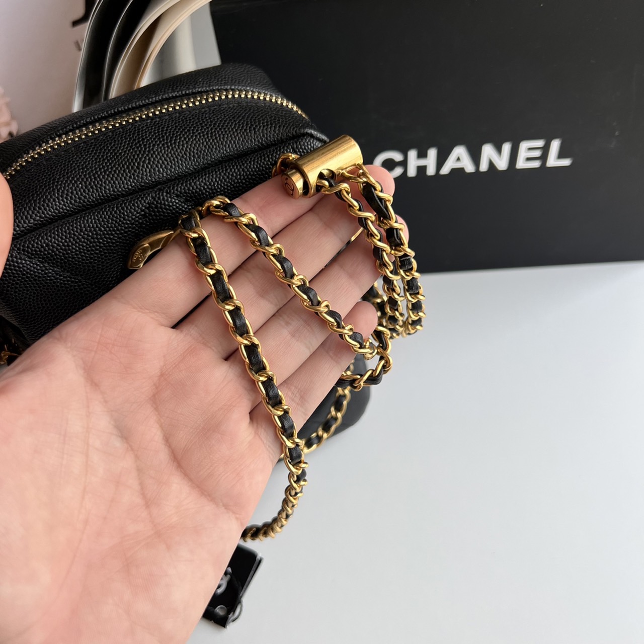 หนังแท้ Chanel Vertical / Chanel Black Caviar Grained Calfskin Vertical Camera Bag พร้อมส่งที่ไทย กระเป๋าสะพายข้างหนังแท้ฟูขึ้นทรงสวย เกรดหนังดีที่สุดยิ่งใช้นานหนังยิ่งสวย มาในดีไซน์คลาสสิคเรียบหรูเข้ากับทุกลุ๊คแบบไม่มีเอ้าท์ ไอเท็มนี้แนะนำสวยน่าใช้ ไม่คว