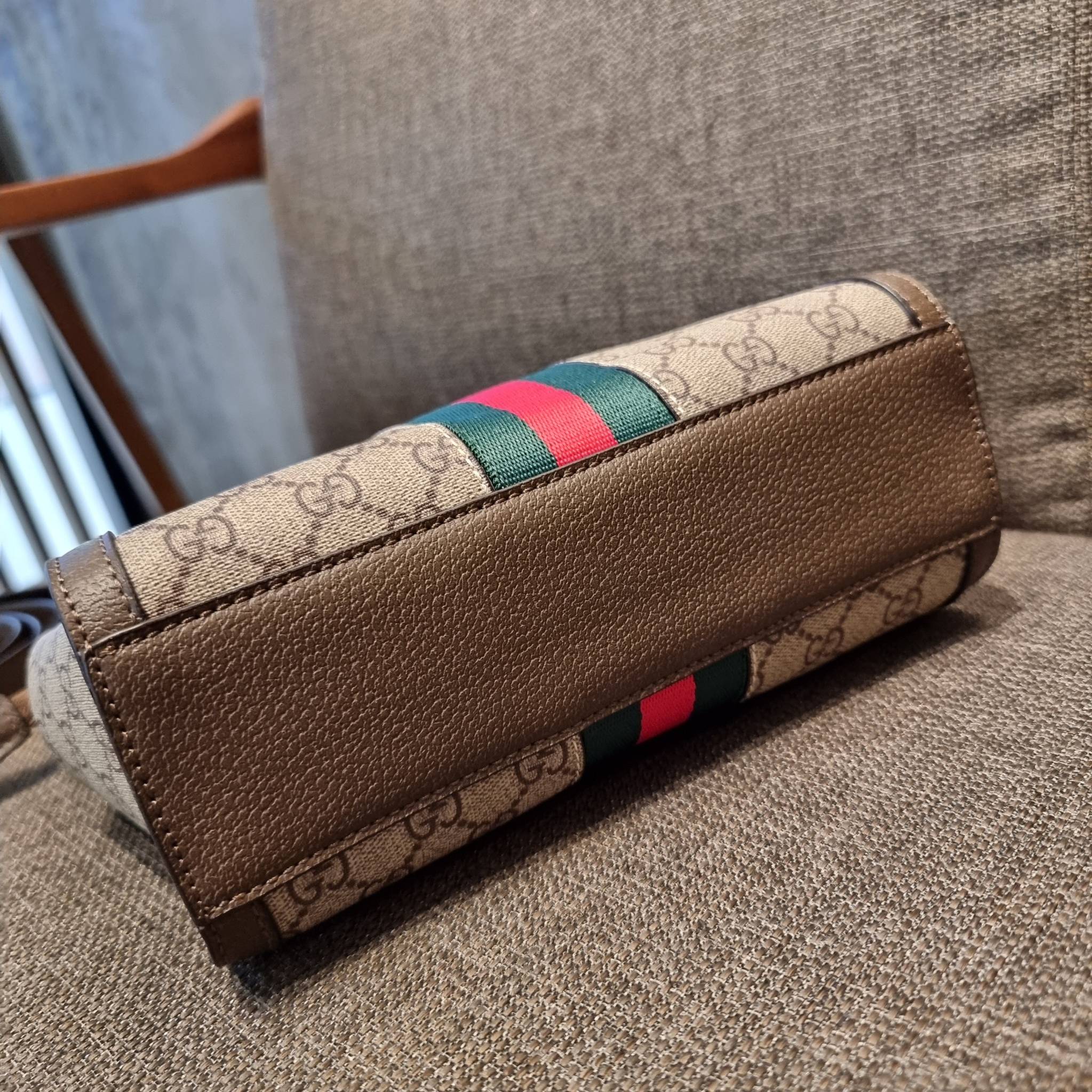 GUCCI Ophidia Small GG Tote Bag GC CLASSIC SMALL TOTE BAG WITH GWP กระเป๋าถือ/สะพาย อีกรุ่นหายาก ที่คงความสวยคลาสสิค และเรียบหรู วัสดุหนังแคนวาส ดีไซน์แถบคาดโดดเด่น รูปทรงสวยน่าใช้มากๆ สะพายขับผิว เปิด-ปิดกระเป๋าด้วยซิป หัวซิปตัว G อะไหล่สีทอง ภายในโล่งกว