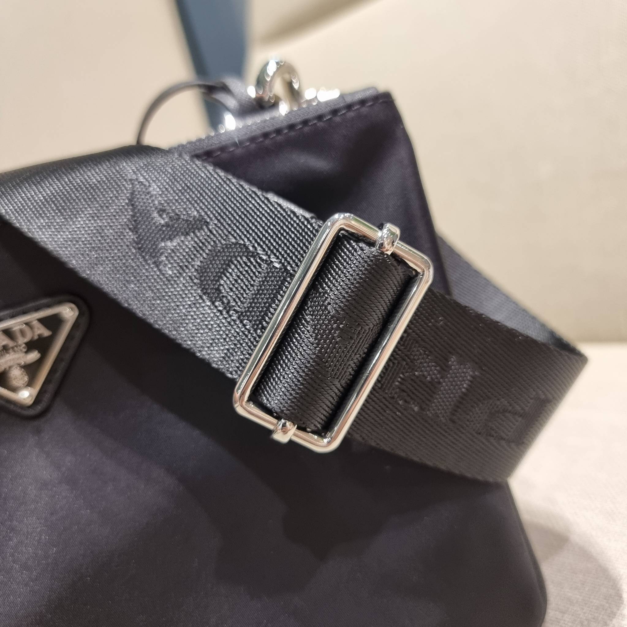 PRADA RE-EDITION 2000 RE-NYLON SHOULDER BAG ไอเท็มสุดโปรด unisex กระเป๋าสะพายข้าง ดีไซน์เรียบง่าย แต่มีความหรูในตัว รูปทรงพกพาสะดวก หยิบใช้ได้ในทุกๆวัน อีกหนึ่งคอลเลคชั่นขายดี วัสดุผ้าไนล่อนคุณภาพ พร้อมใบลูก ไว้ใส่เหรียญ ใส่กุญแจได้สารพัด เปิด-ปิดด้วยซิปห